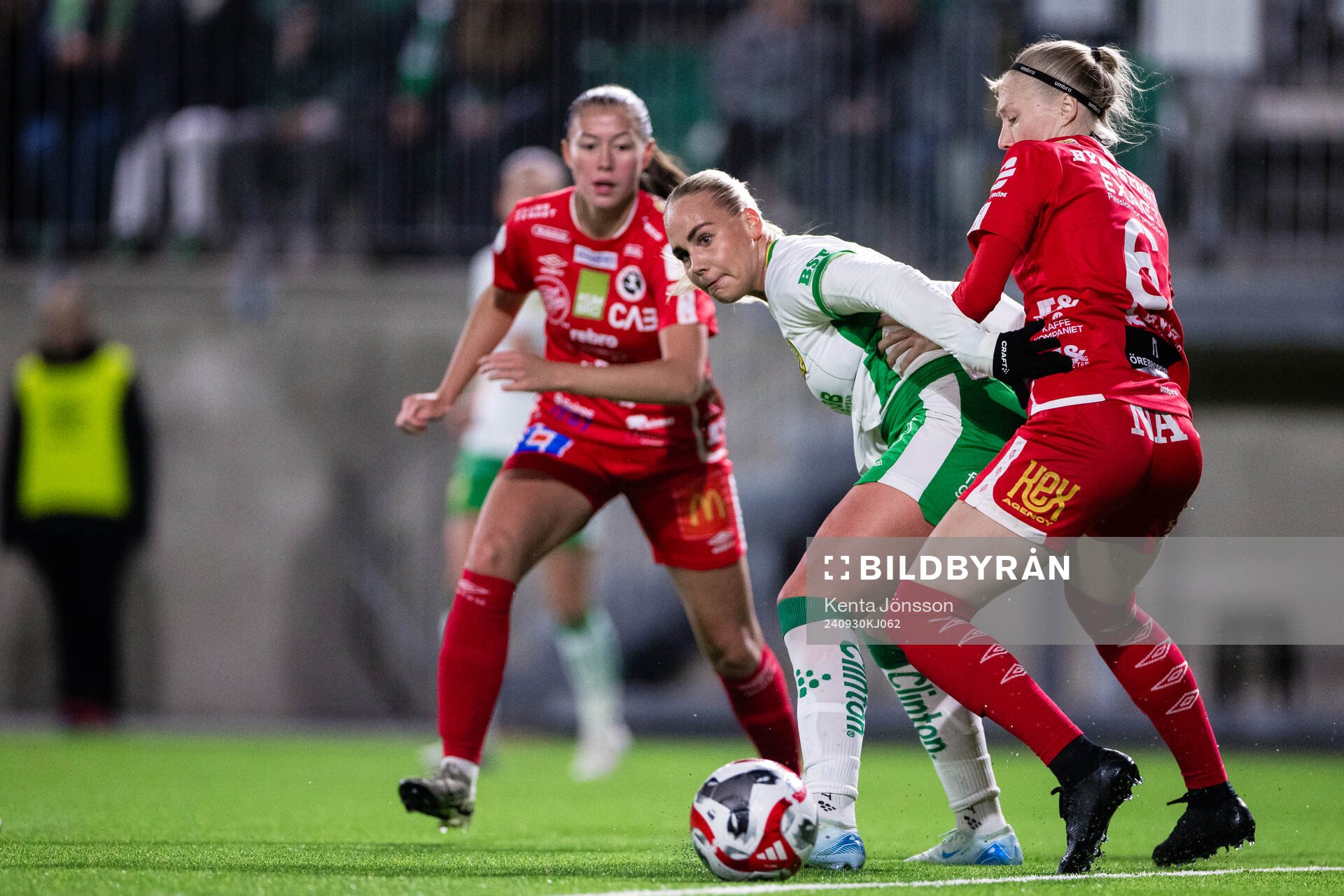 Hammarbys Cathinka Tandberg och KIF Örebros Sanni Ojanen