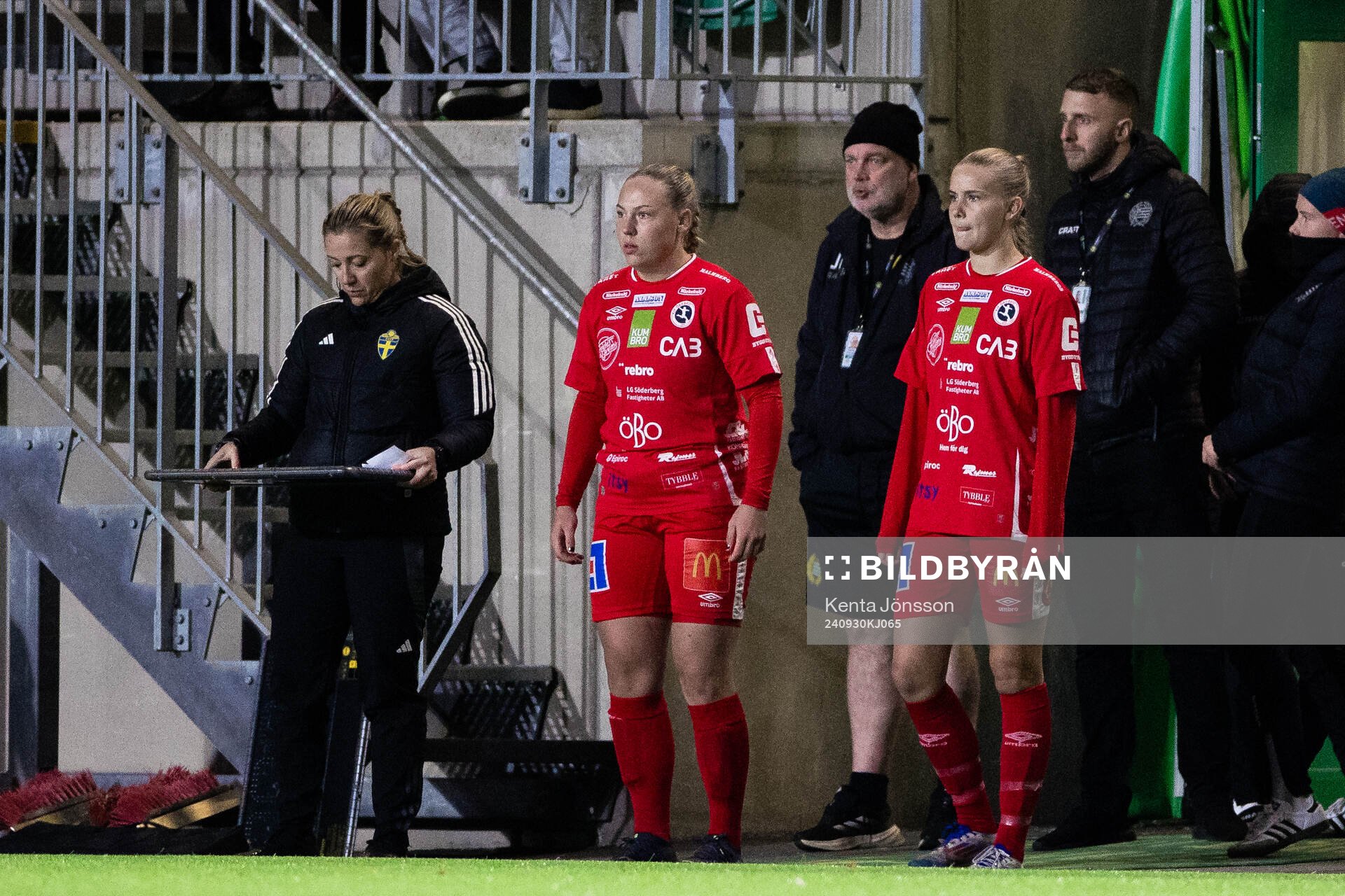 KIF Örebros Stella Lambertsson (h) byts in