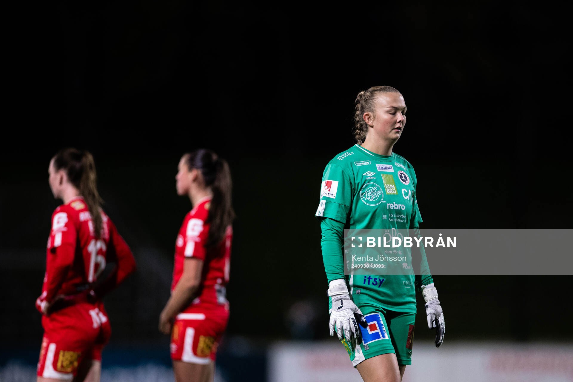 KIF Örebros målvakt Clara Ekstrand deppar
