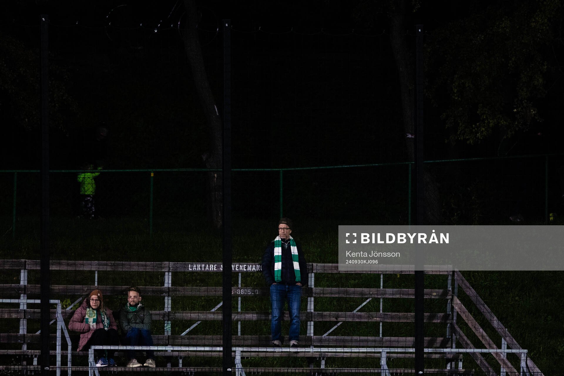 En Hammarbysupporter på en läktare på Hammarby IP