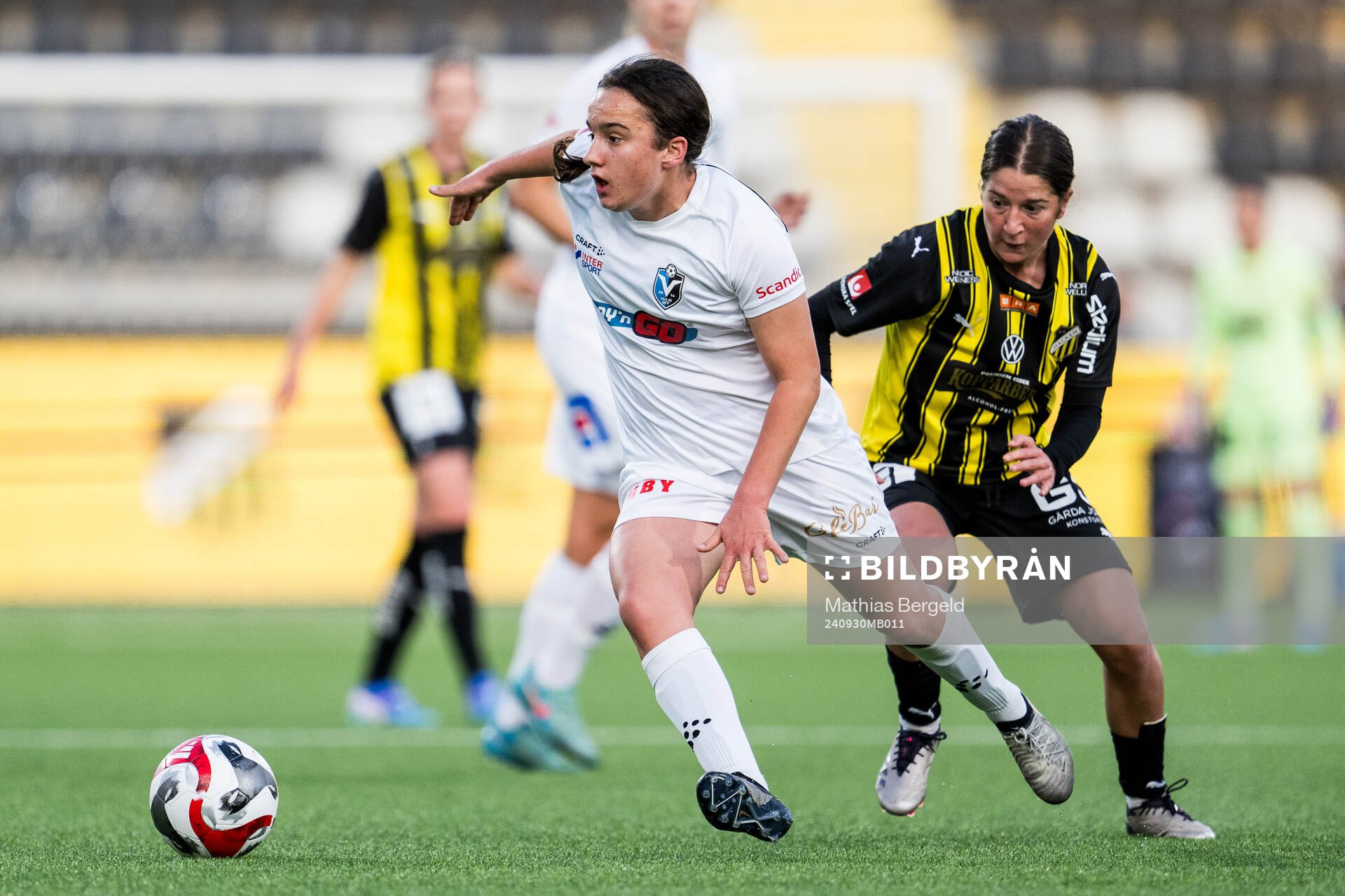 Växjö DFFs Victoria Svanström och Häckens Ruby Grant
