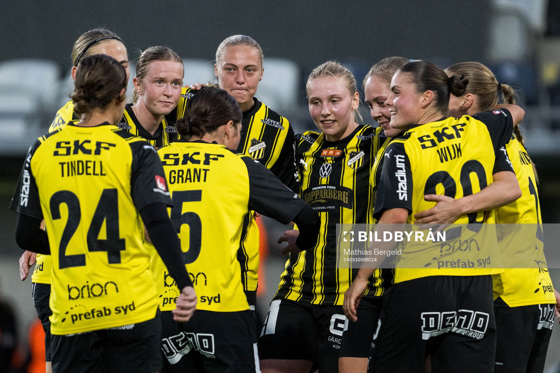 Häckens Alice Bergström jublar med lagkamrater