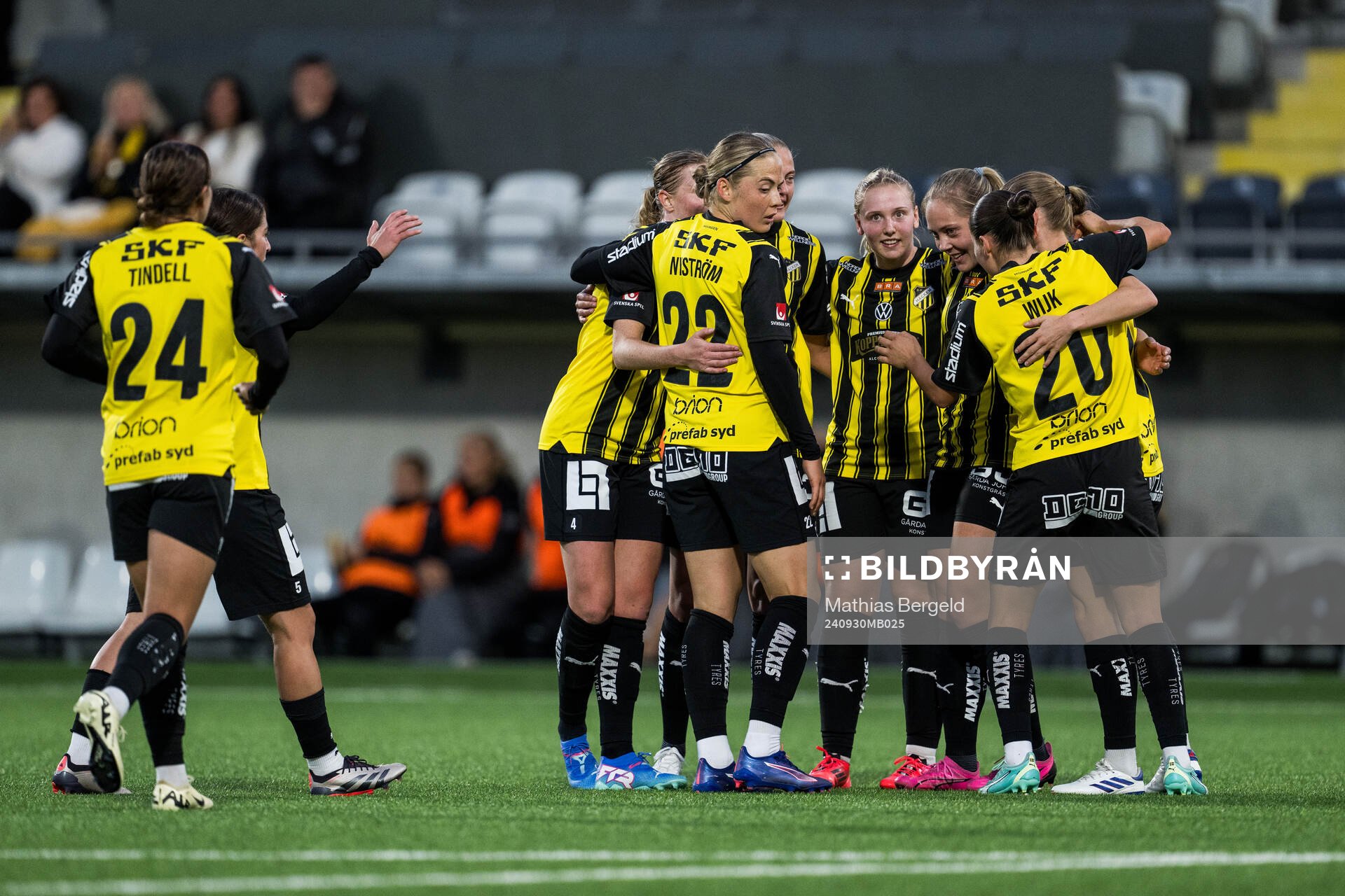 Häckens Alice Bergström jublar med lagkamrater