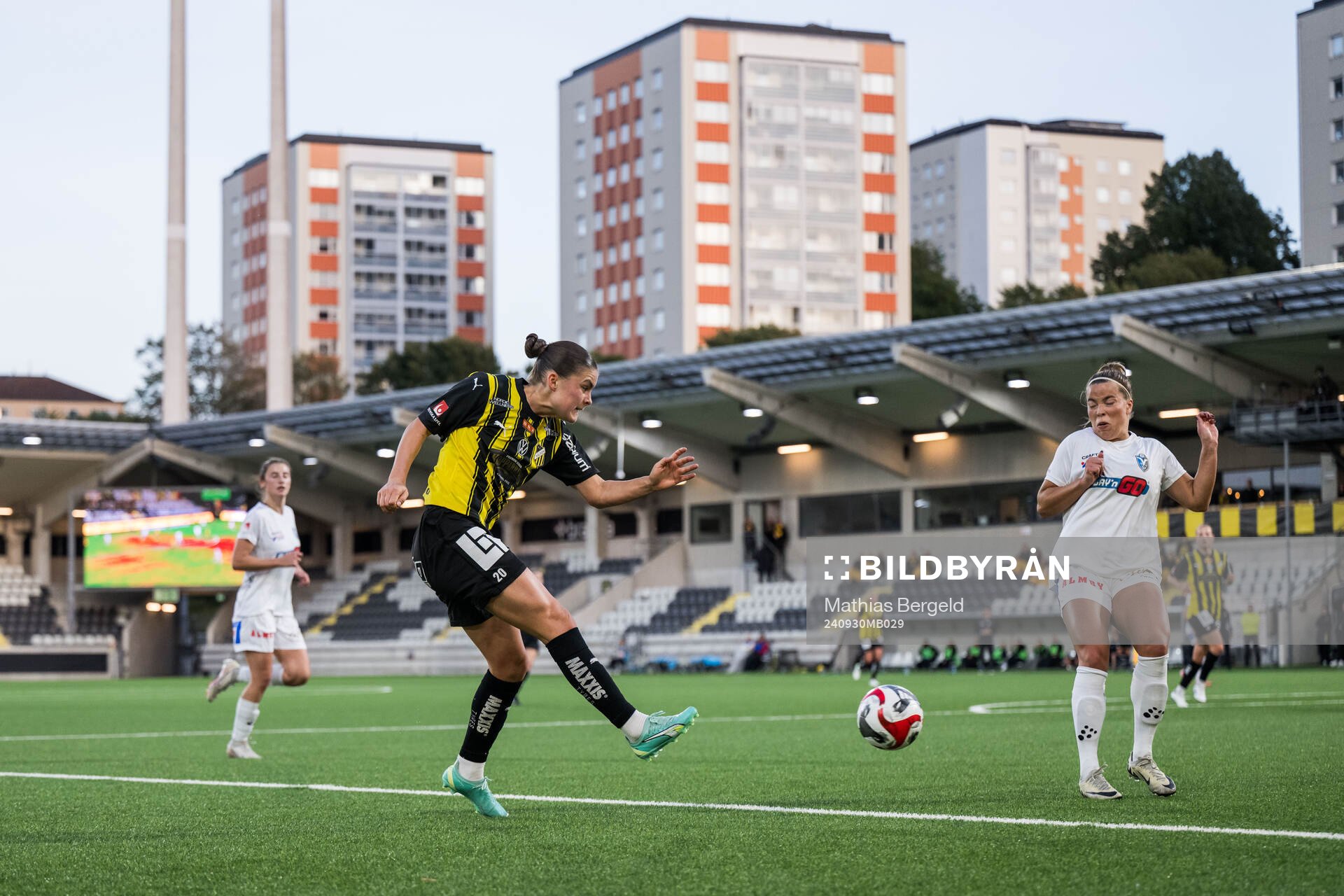 Häckens Hanna Wijk och Växjö DFFs Mimmi Nurmela under fotbollsmatchen i Damallsvenskan mellan Häcken och Växjö DFF den 30 september 2024 i Göteborg.