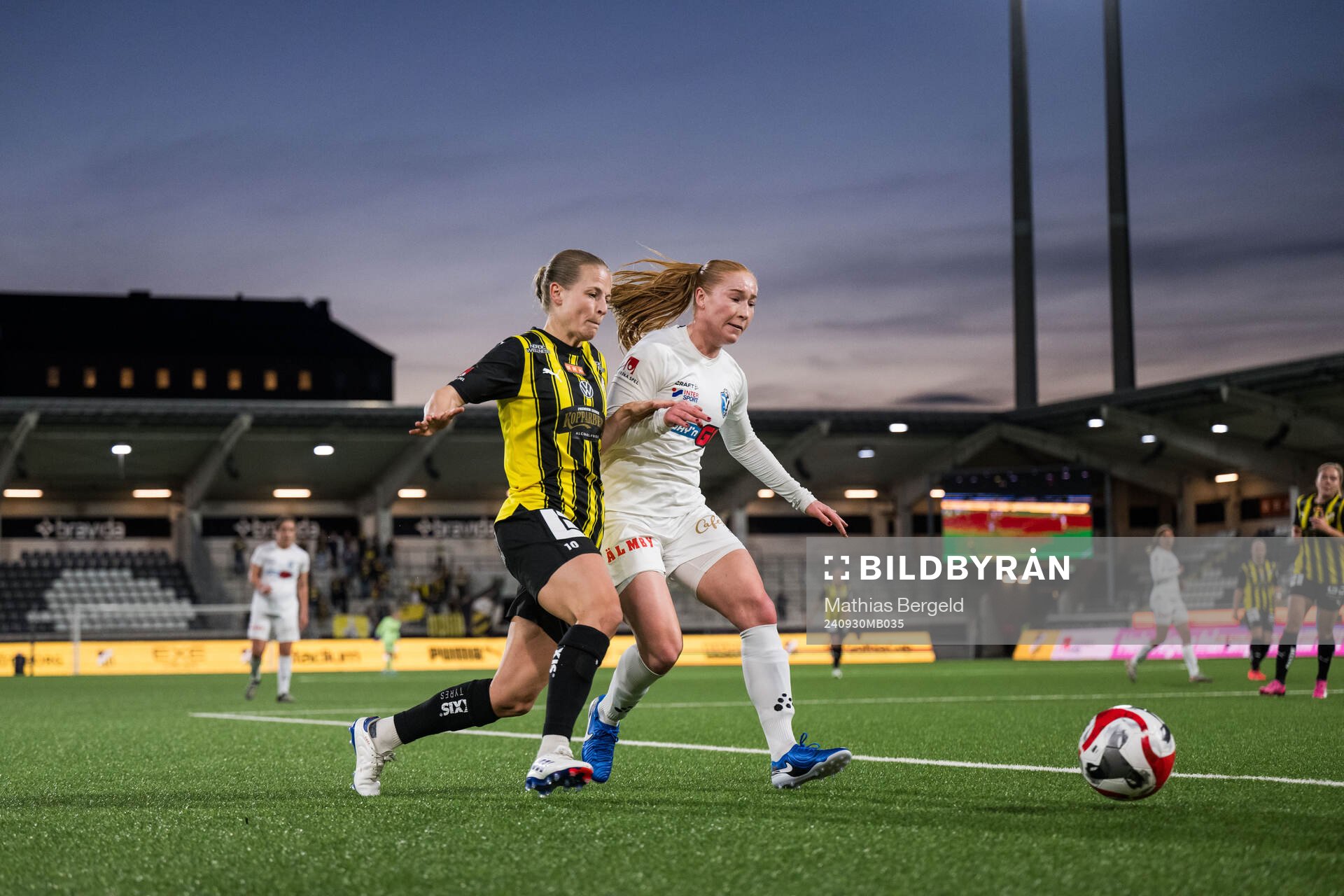 Häckens Anna Anvegård och Växjö DFFs Tilde Johansson under fotbollsmatchen i Damallsvenskan mellan Häcken och Växjö DFF den 30 september 2024 i Göteborg.