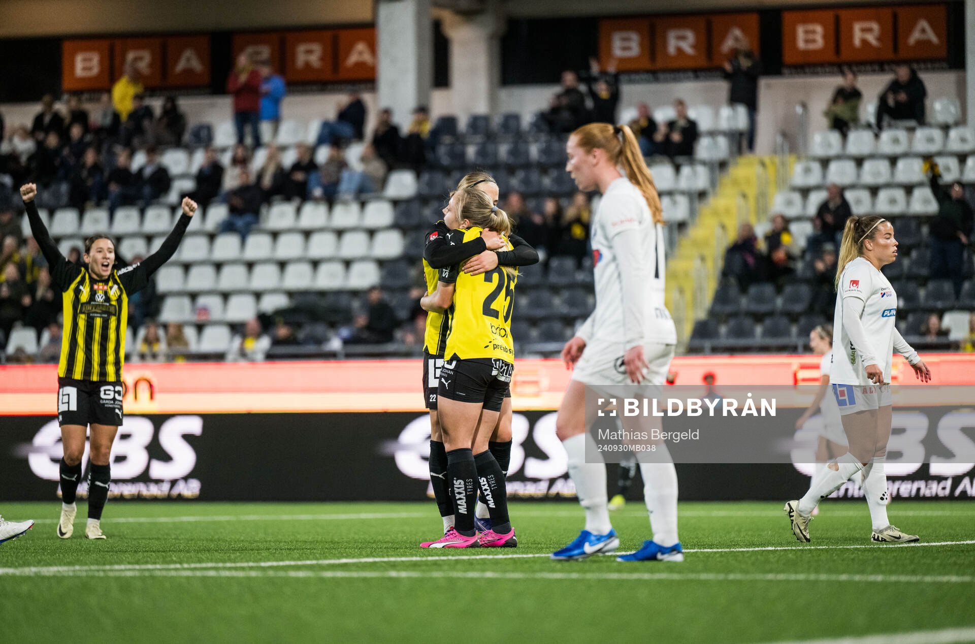 Häckens Paulina Nyström och Alice Bergström jublar