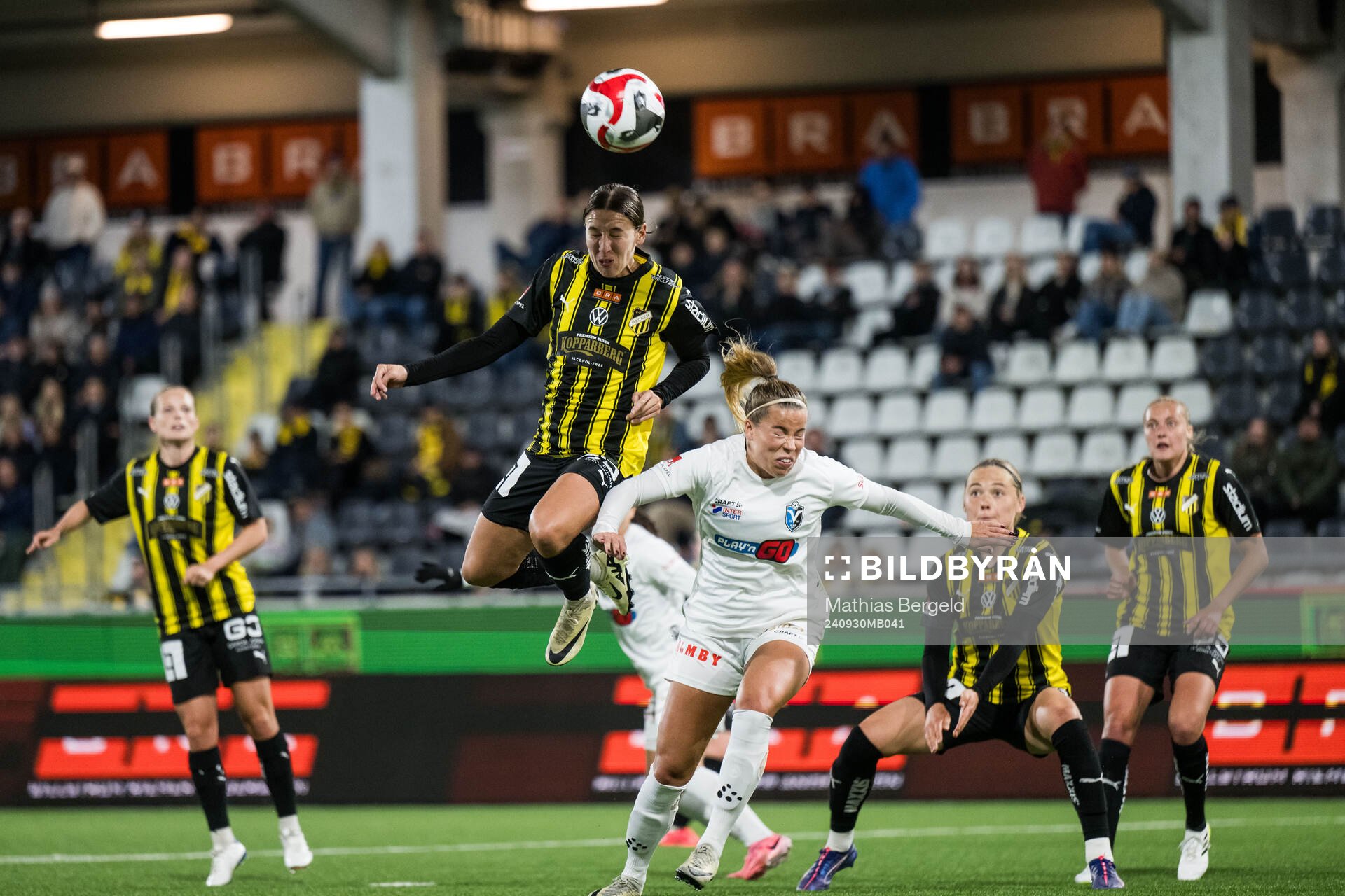 Häckens Tabby Tindell och Växjö DFFs Mimmi Nurmela under fotbollsmatchen i Damallsvenskan mellan Häcken och Växjö DFF den 30 september 2024 i Göteborg.