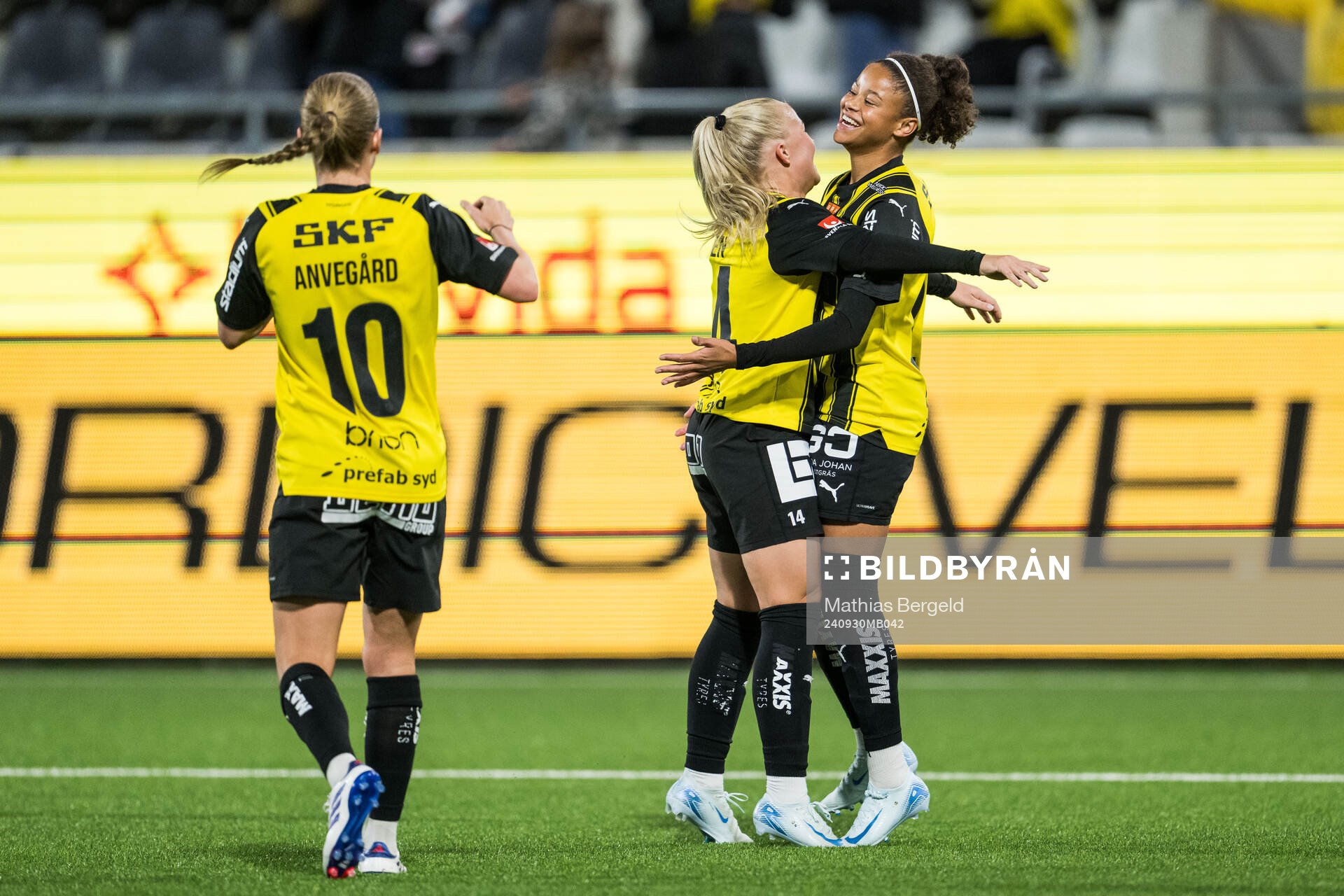 Häckens Matilda Nildén och Felicia Schröder jublar