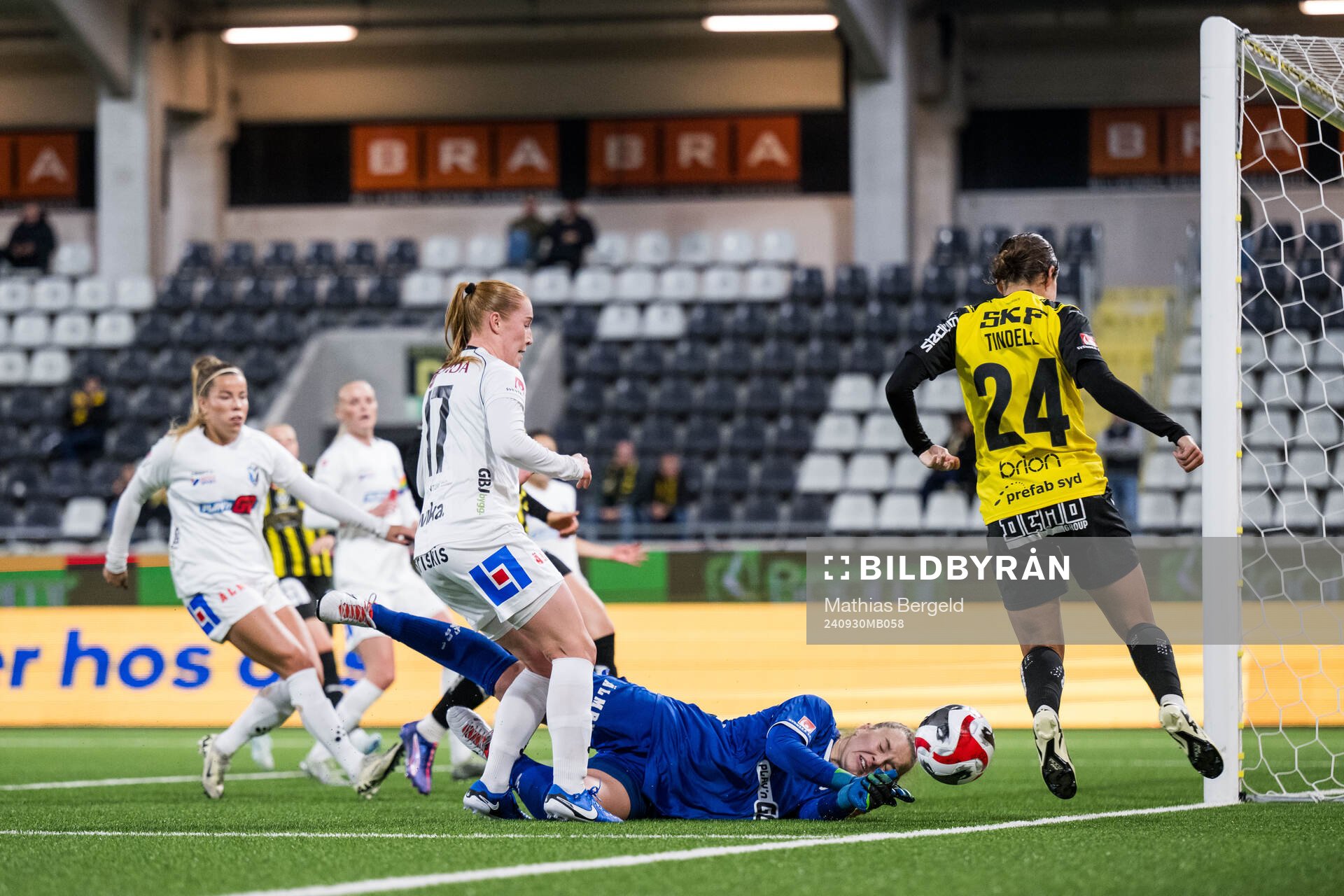 Växjö DFFs Tilde Johansson och målvakt Maja Bay