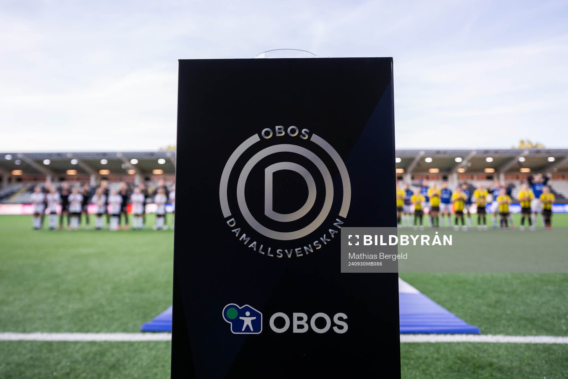Logotypen för Damallsvenskan vid line-up inför fotbollsmatchen i Damallsvenskan mellan Häcken och Växjö DFF den 30 september 2024 i Göteborg.