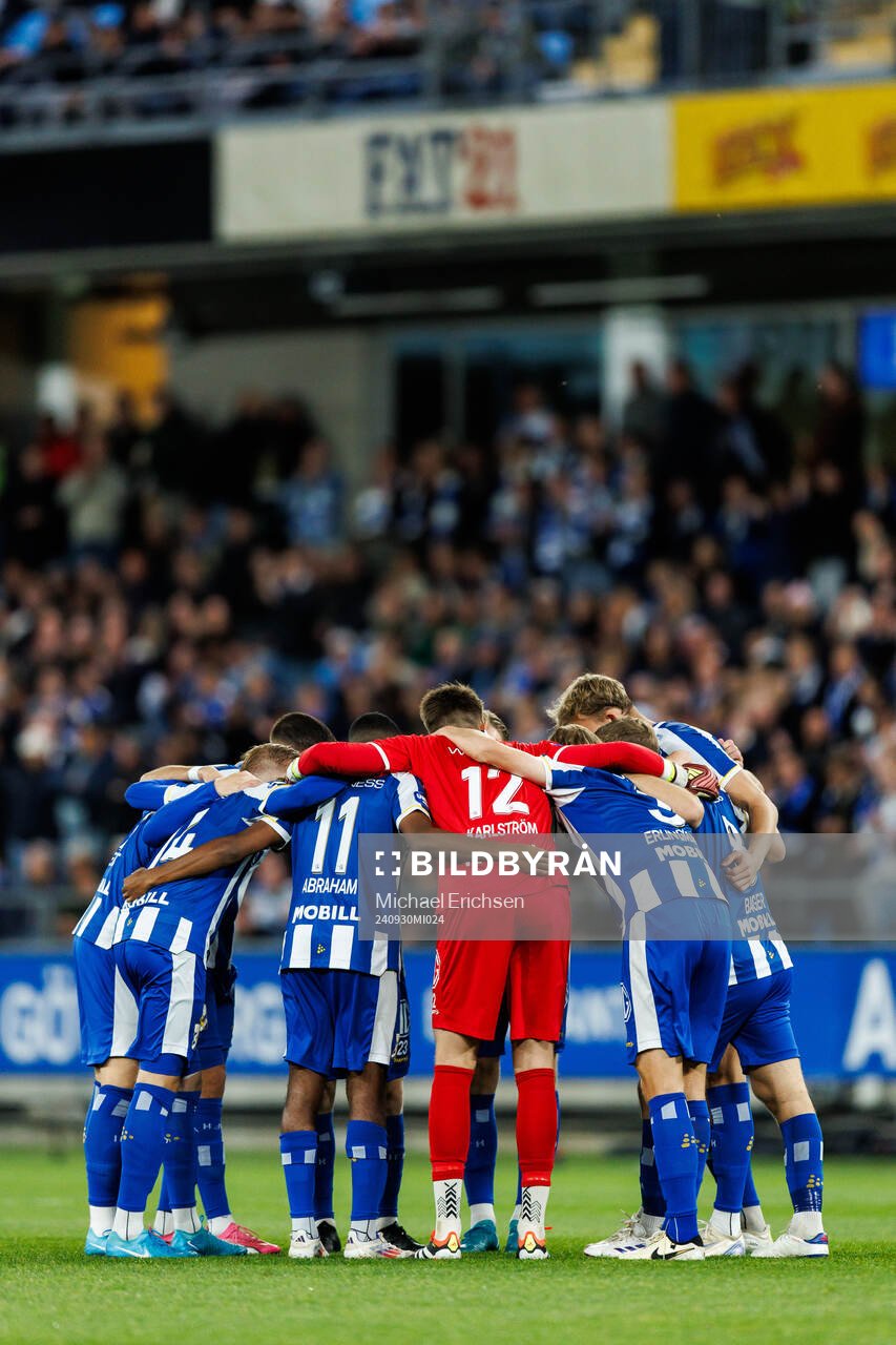 IFK Göteborgs spelare samlas i en ring