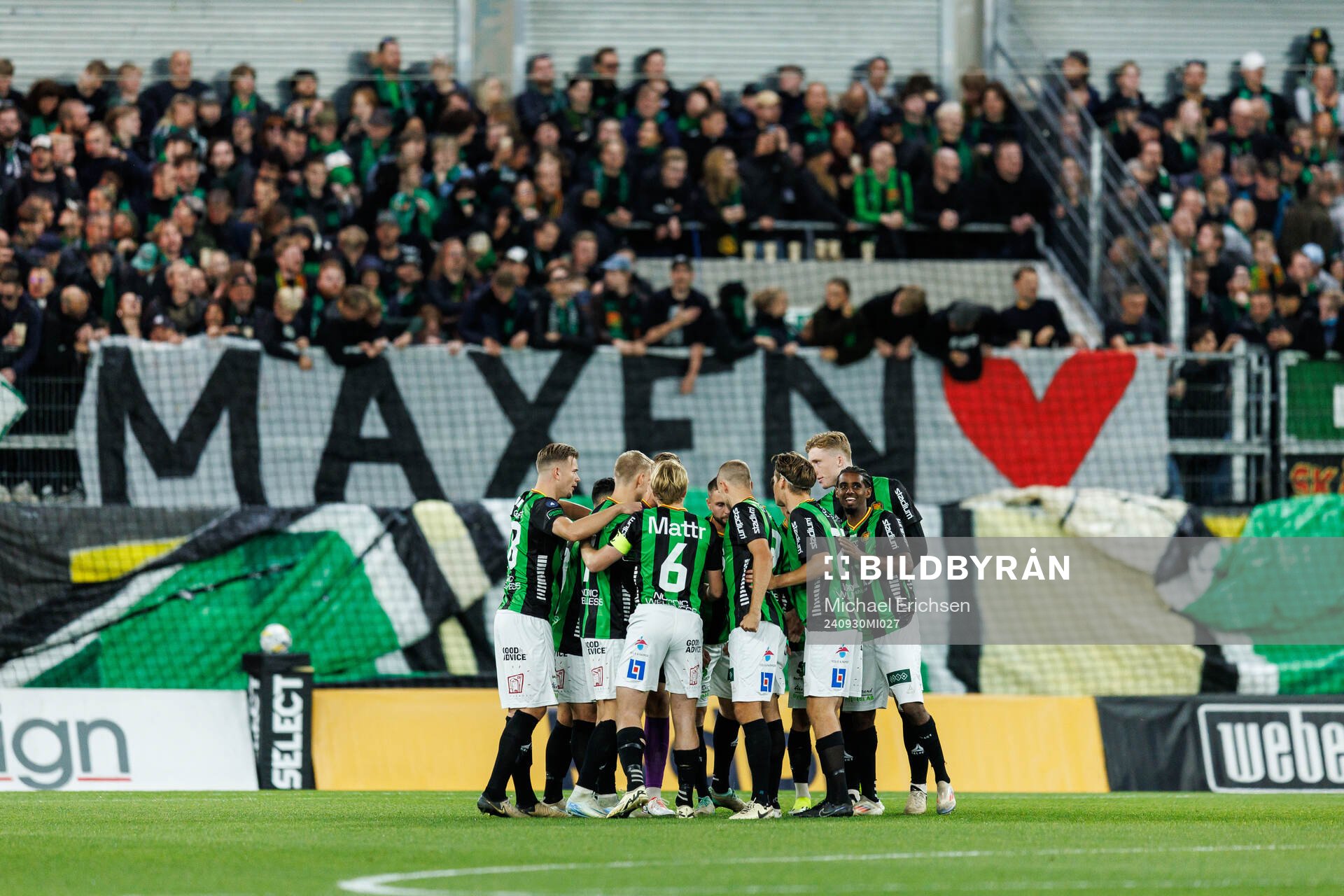 GAIS spelare samlas i en ring