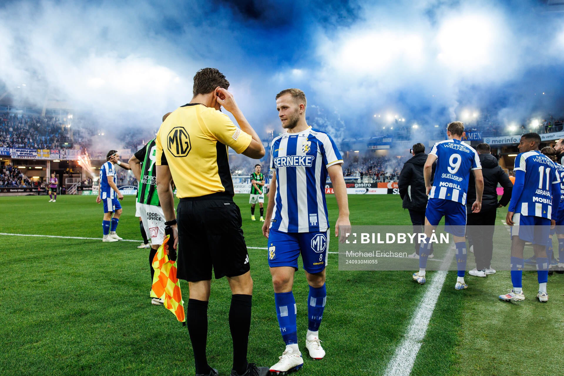 IFK Göteborgs Jonas Bager pratar med en domare