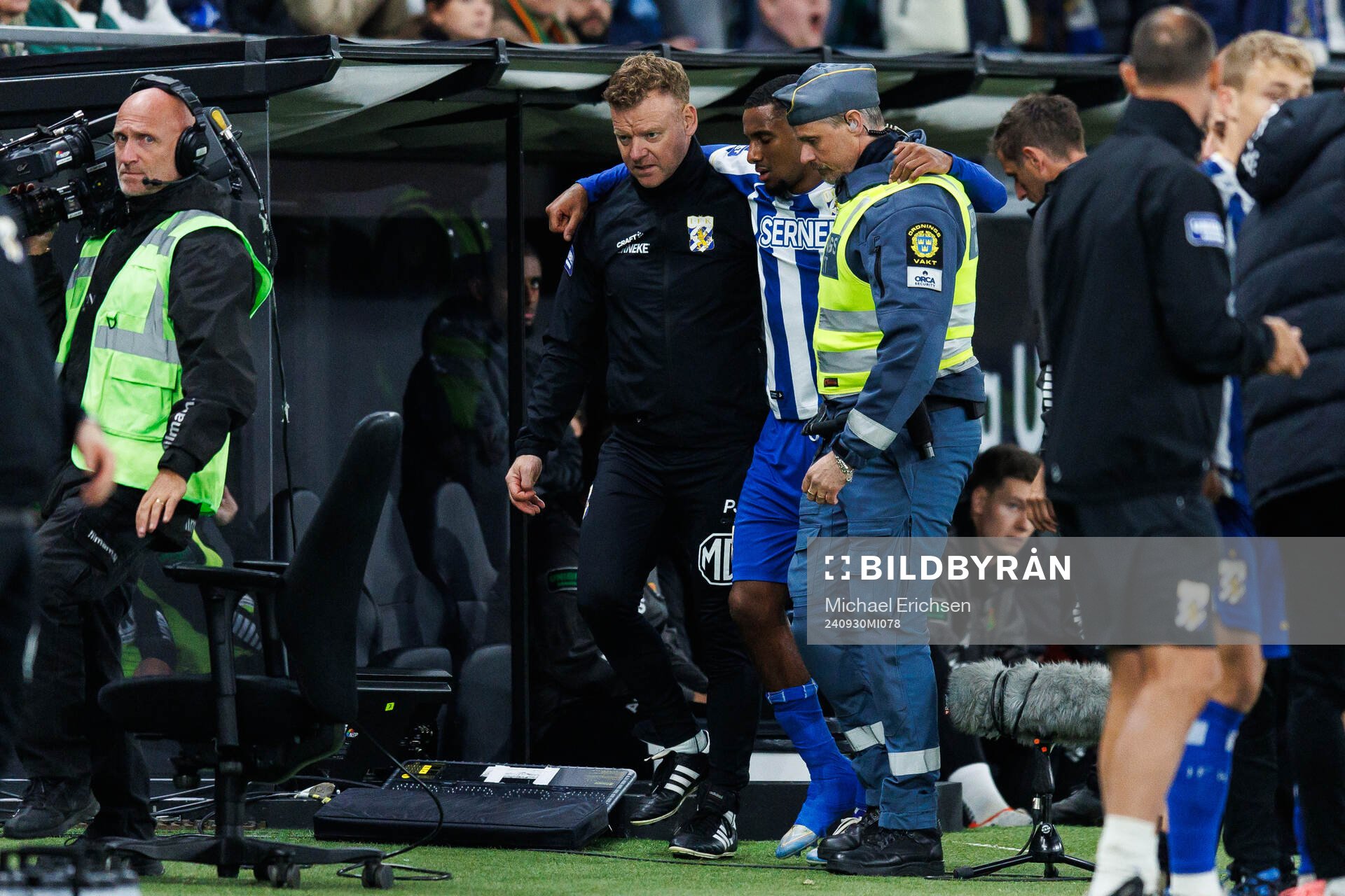 IFK Göteborgs Paulos Abraham lämnar planen skadad
