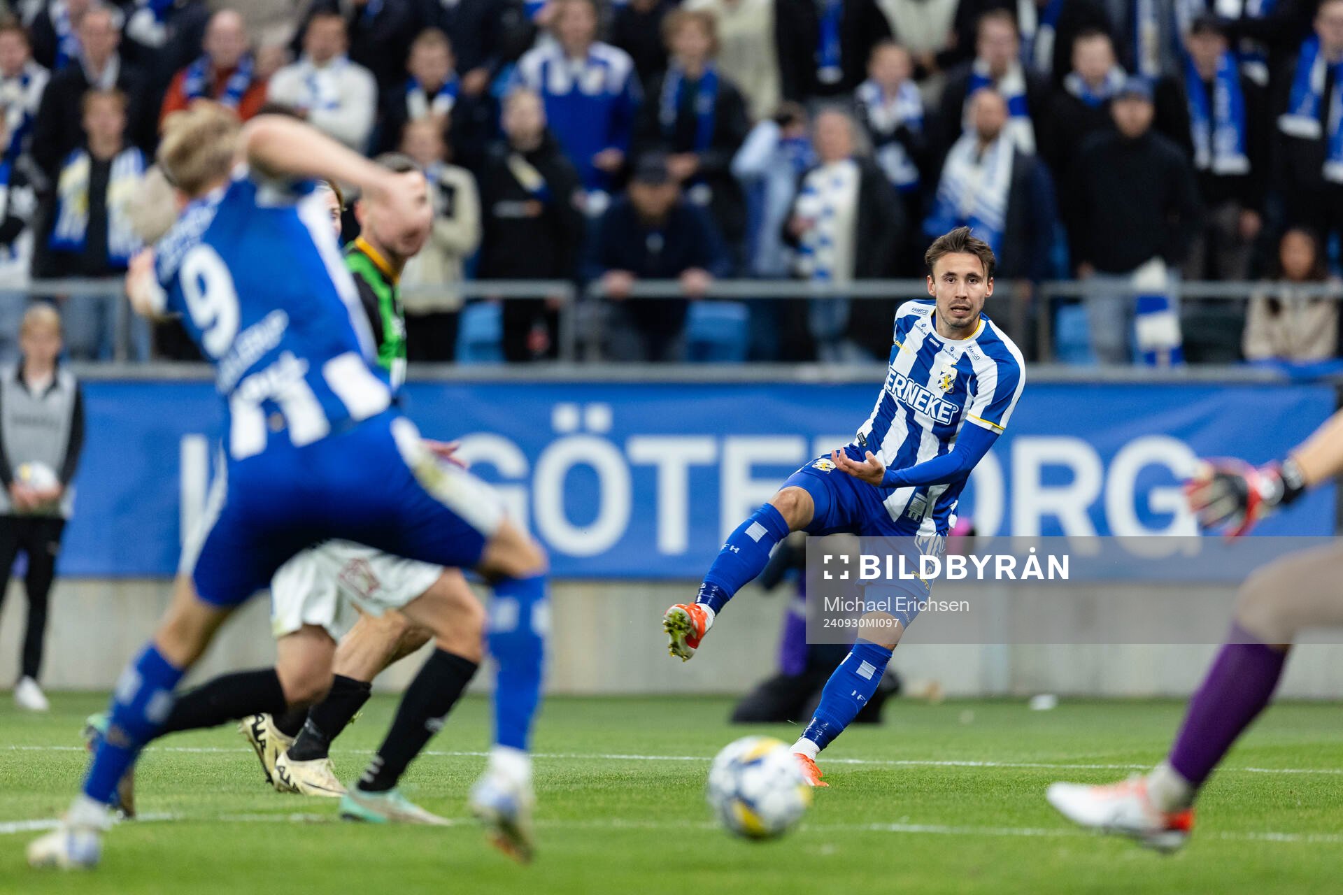 IFK Göteborgs Anders Trondsen spelar fram till Laurs