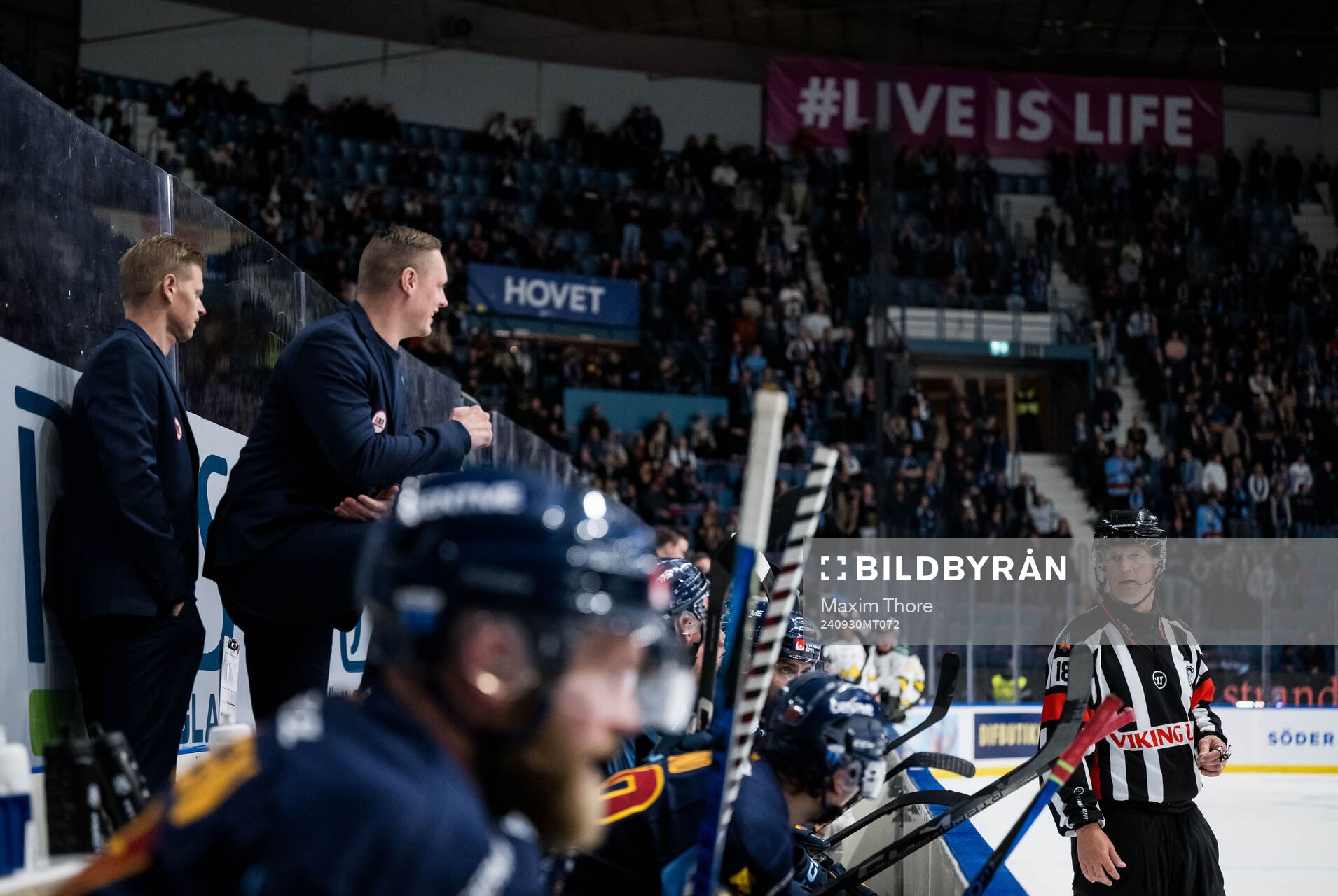 Djurgårdens tränare Robert Kimby i samtal med domare