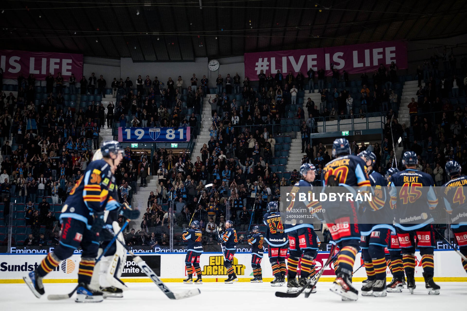 Djurgården spelare jublar framför sina supportrar