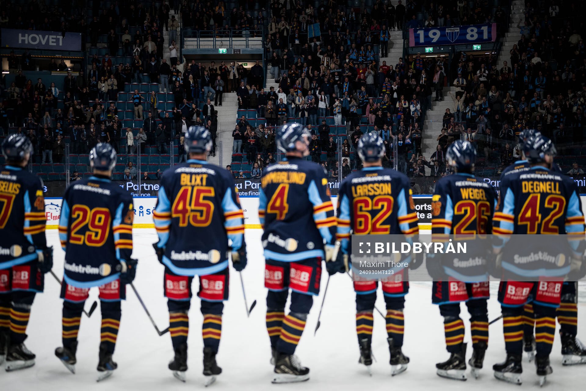 Djurgården spelare jublar framför sina supportrar