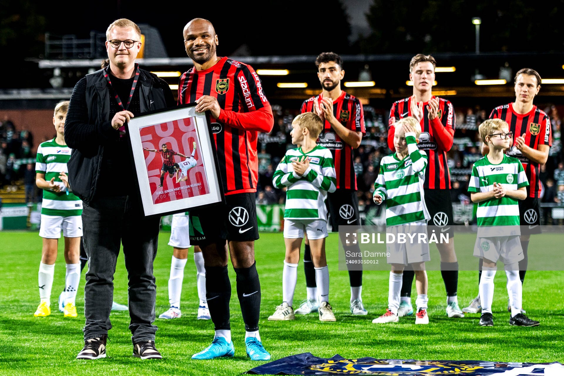 Brommapojkarnas Serge-Junior Martinsson Ngouali tilldelas utmärkelse för 200 spelade matcher i Brommapojkarna inför fotbollsmatchen i Allsvenskan mellan Brommapojkarna och Västerås den 30 september 2024 i Stockholm.