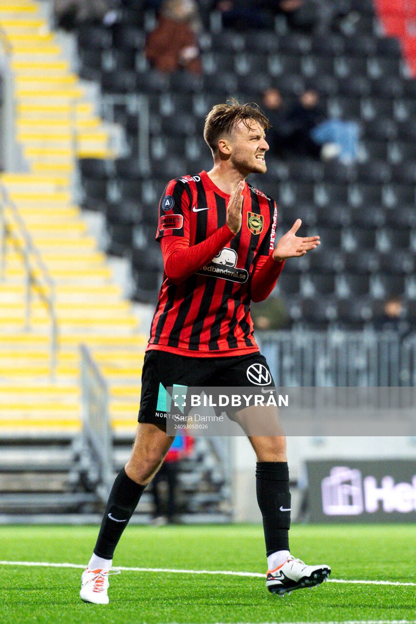 Brommapojkarnas Alexander Abrahamsson jublar