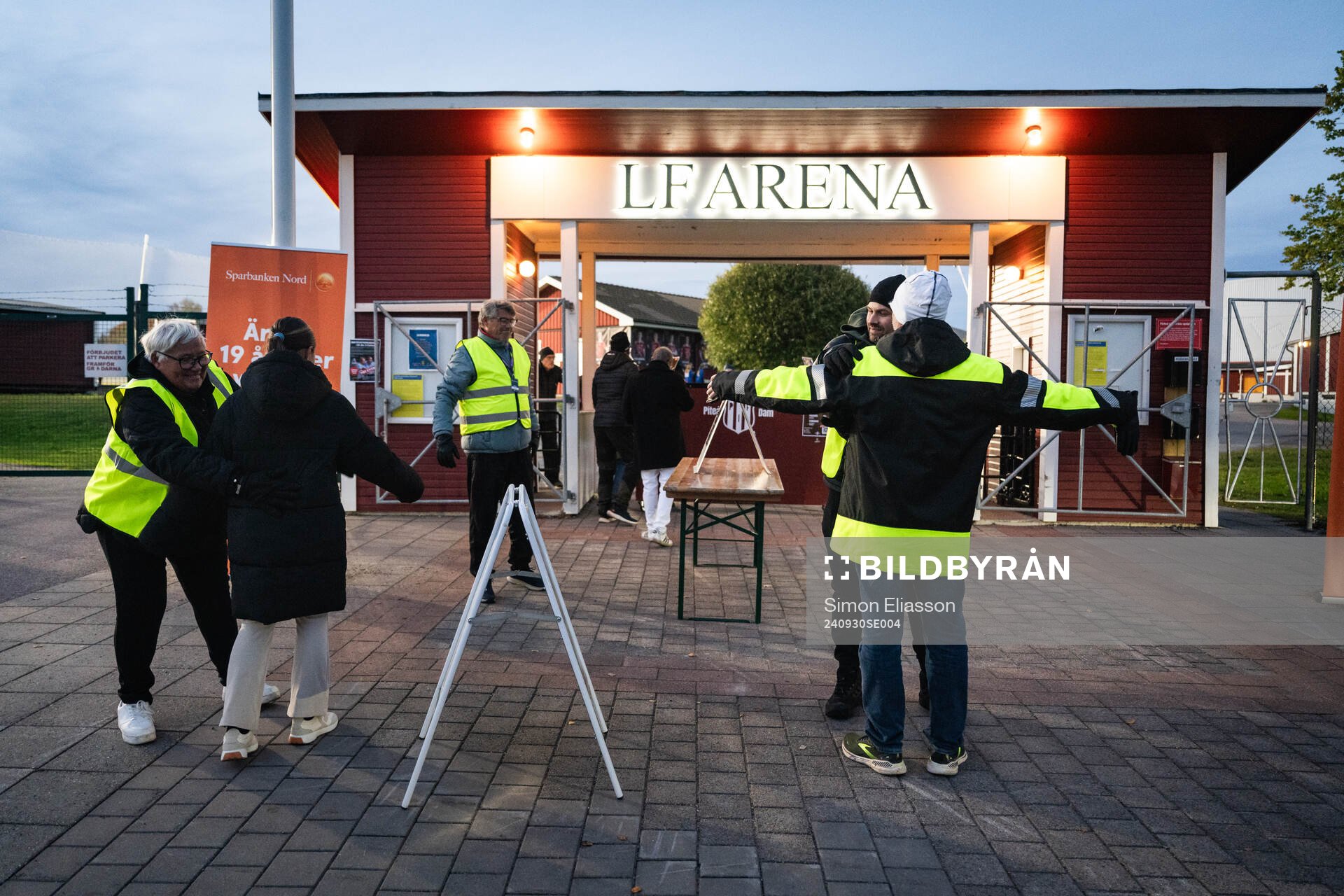 Säkerhetspersonal muddrar besökare utanför LF Arena