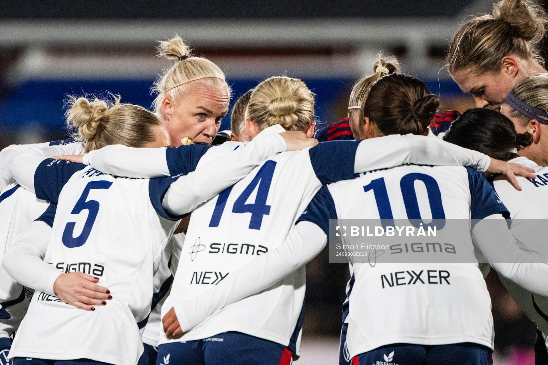FC Rosengårds Caroline Seger och lagkamrater jublar efter 0-1 av Momoko Tanikawa under fotbollsmatchen i Damallsvenskan mellan Piteå och FC Rosengård den 30 september 2024 i Piteå.