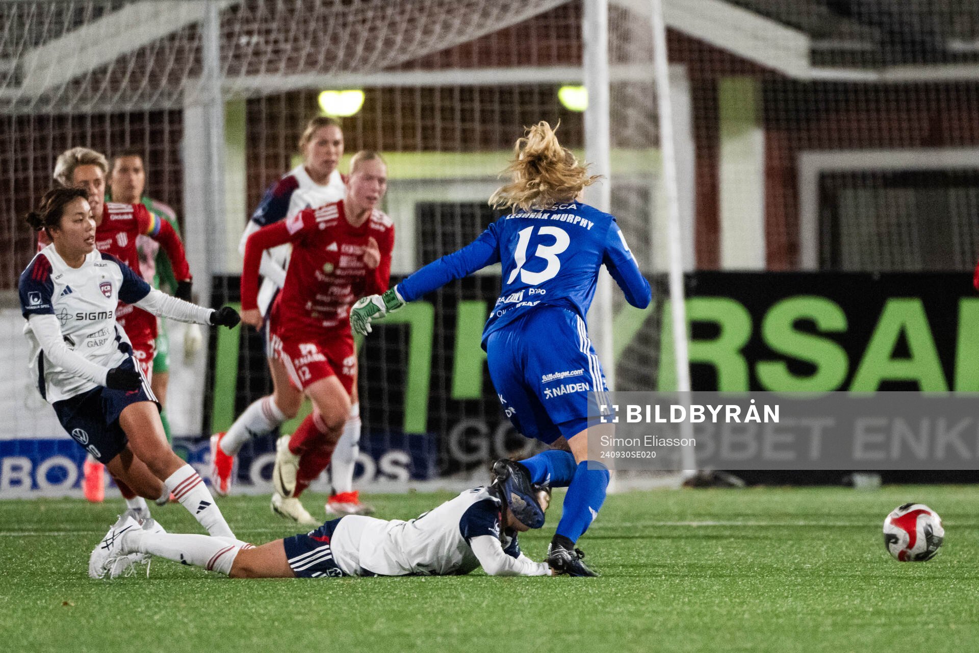 FC Rosengårds Mai Kadowaki och Piteås målvakt Samantha