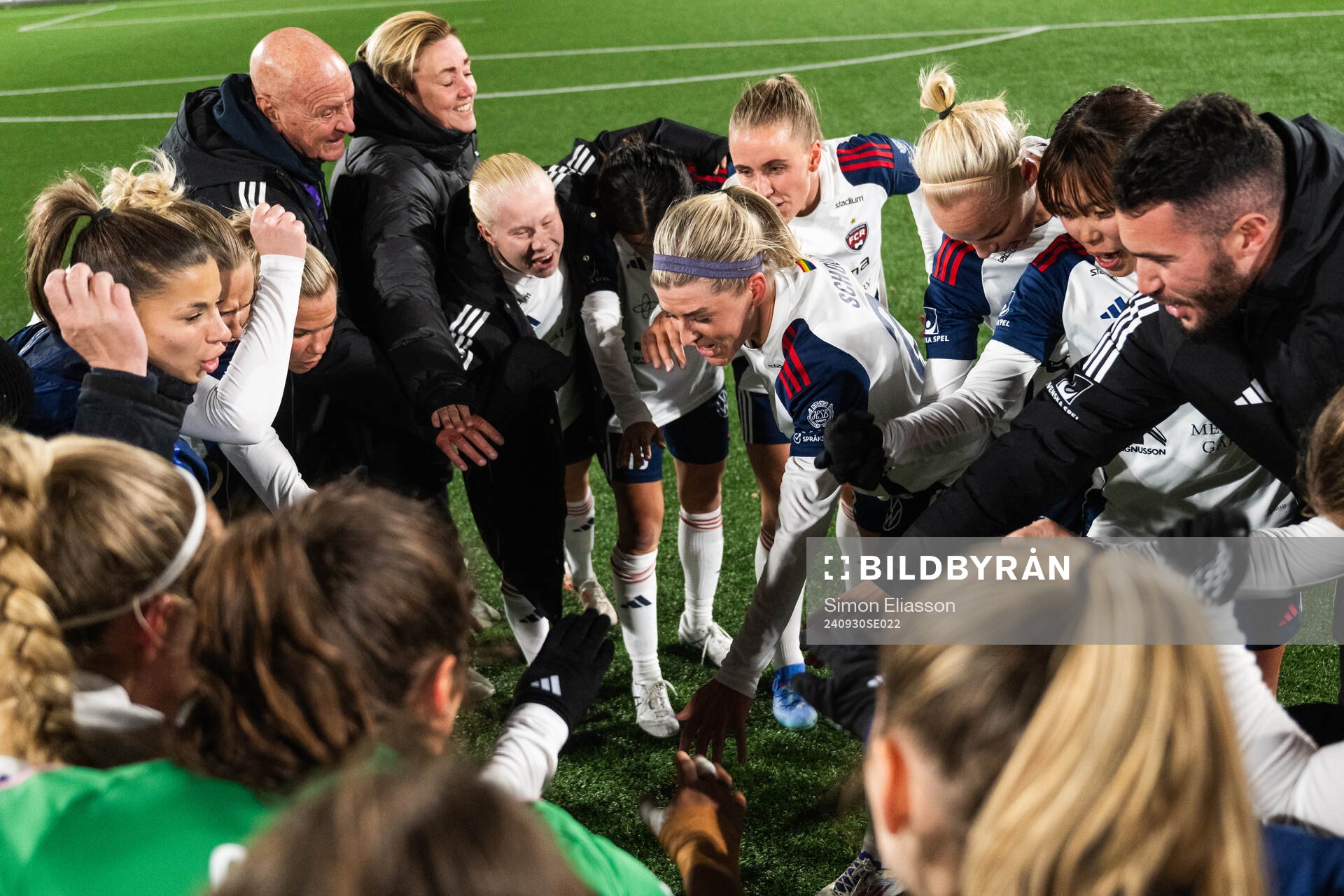 FC Rosengårds Olivia Schough och lagkamrater jublar