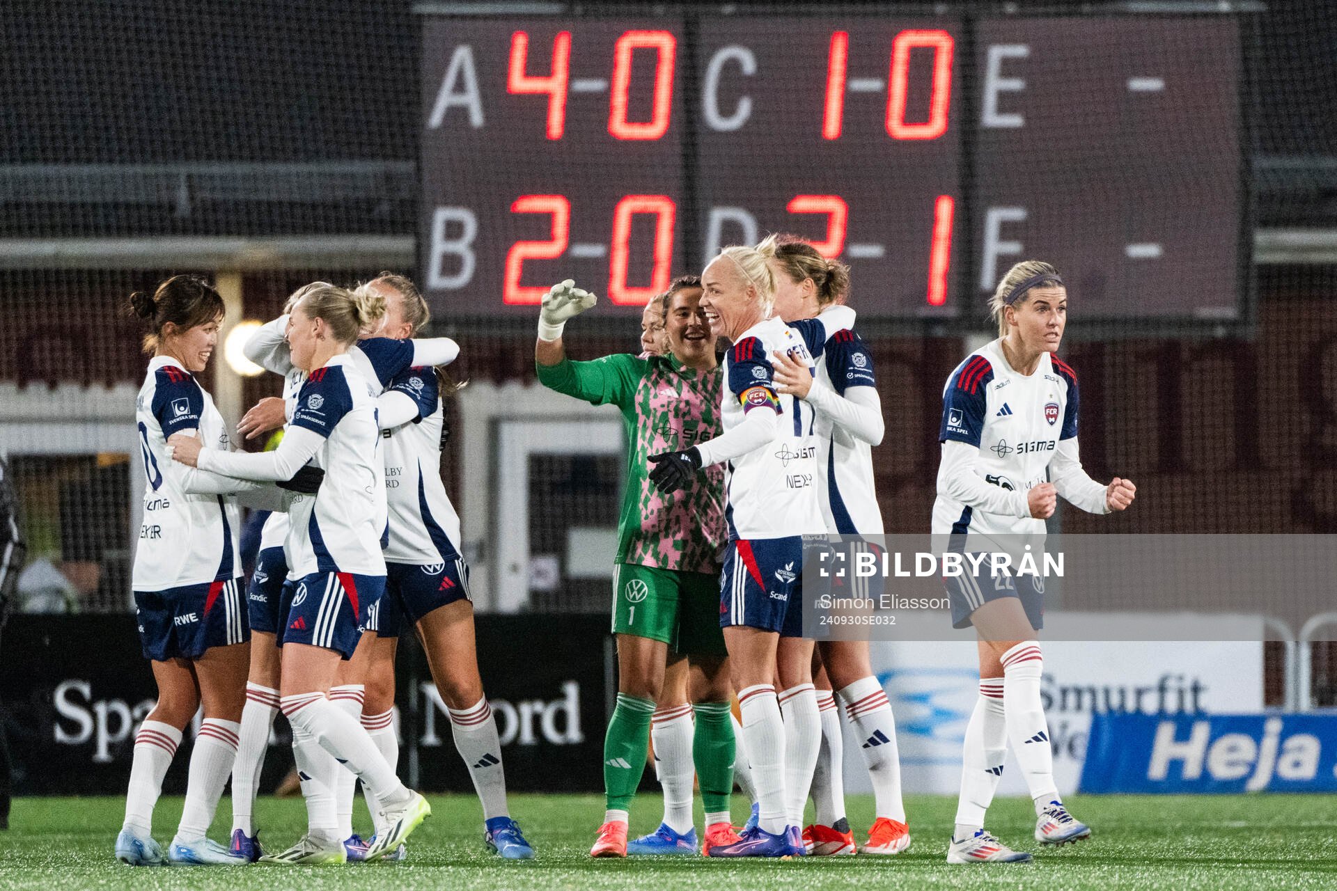 FC Rosengårds Caroline Seger och Olivia Schough jublar med