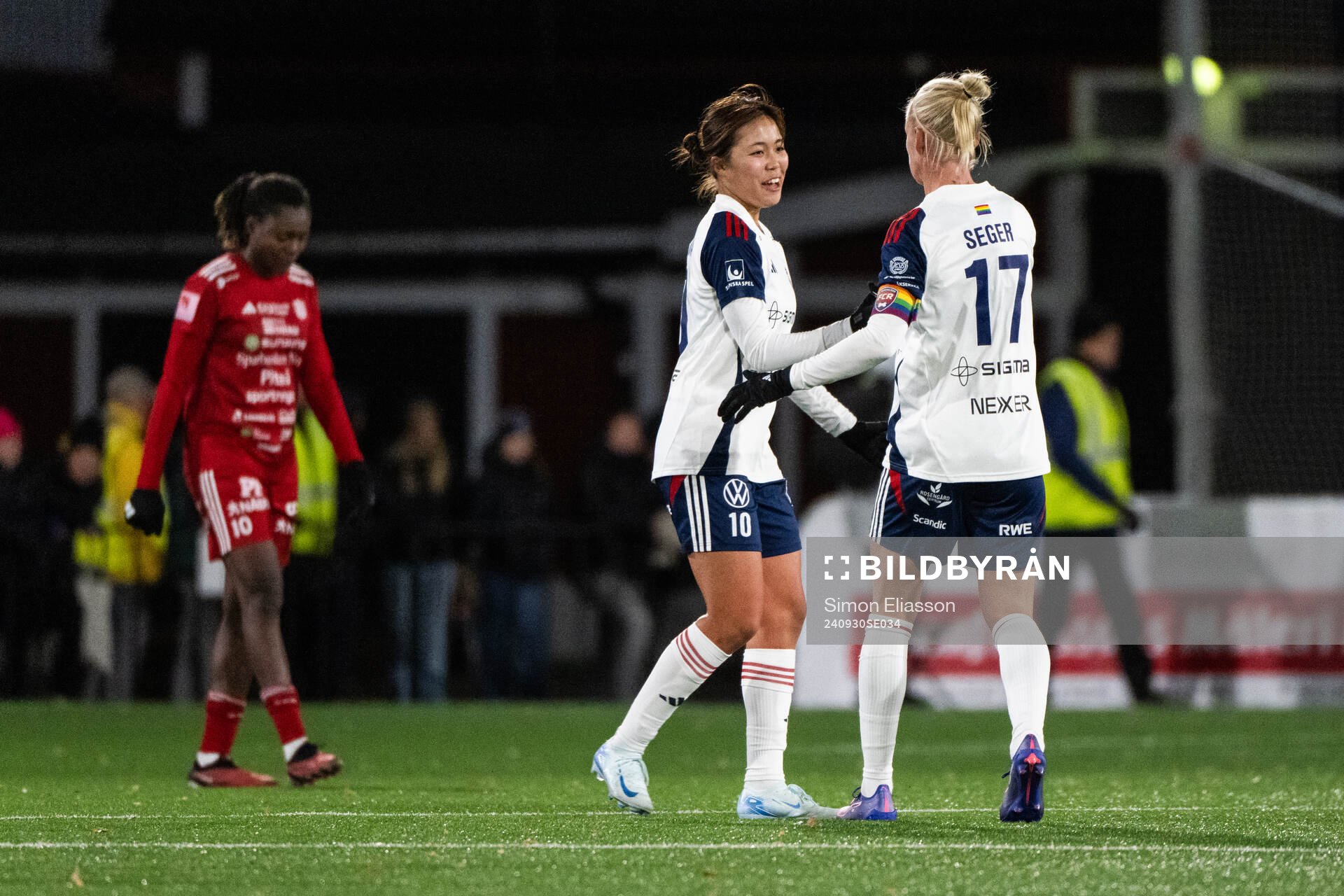 FC Rosengårds Momoko Tanikawa och Caroline Seger jublar