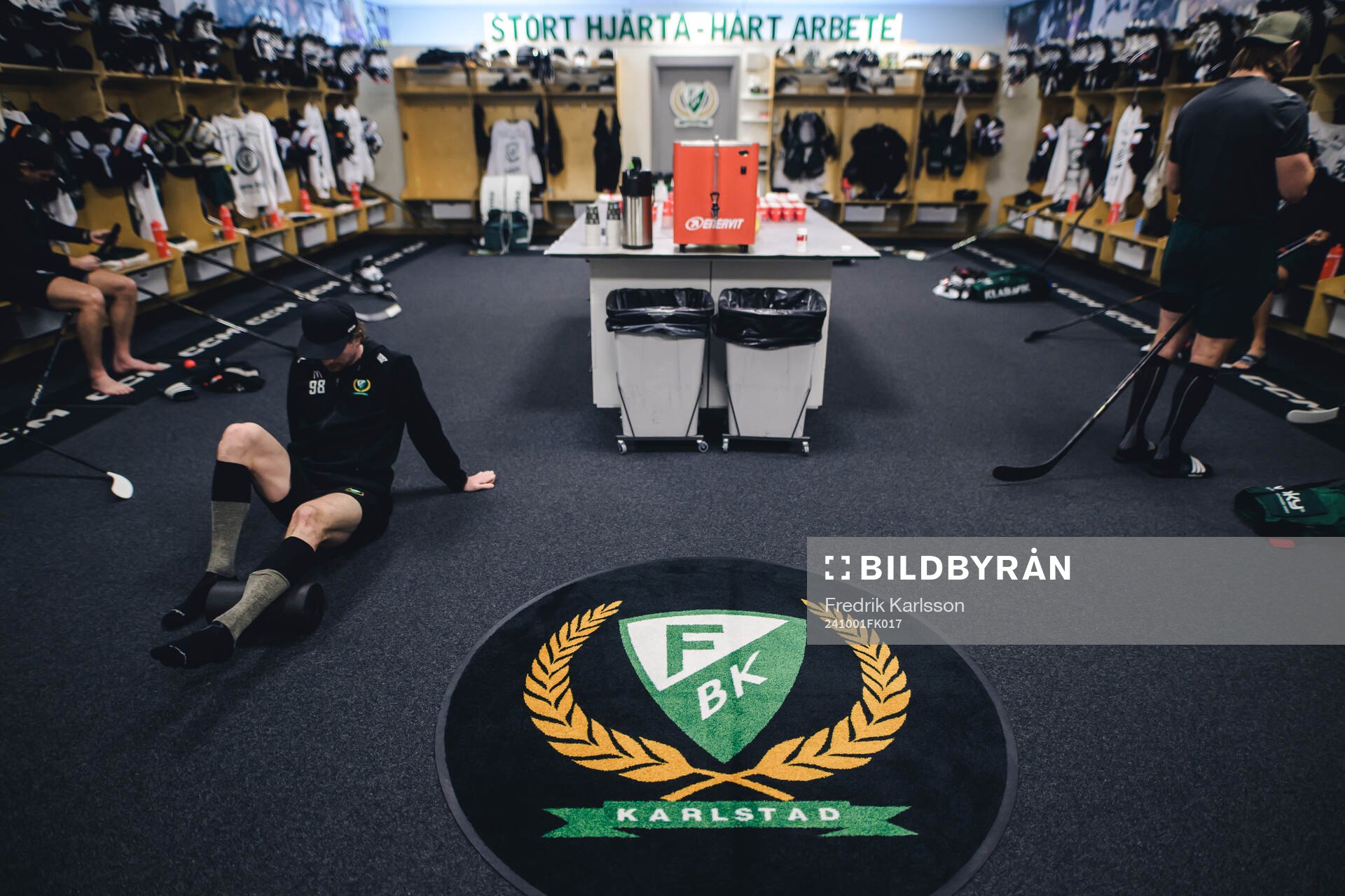 Färjestads klubbmärke och omklädningsrum