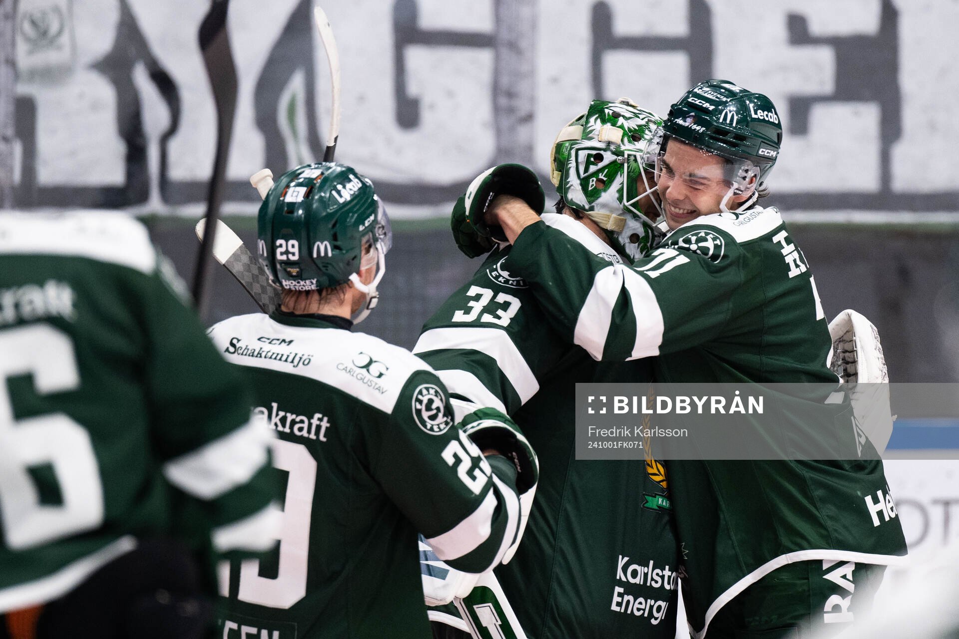 Färjestads målvakt Maxime Lagacé och Viktor Lodin jublar
