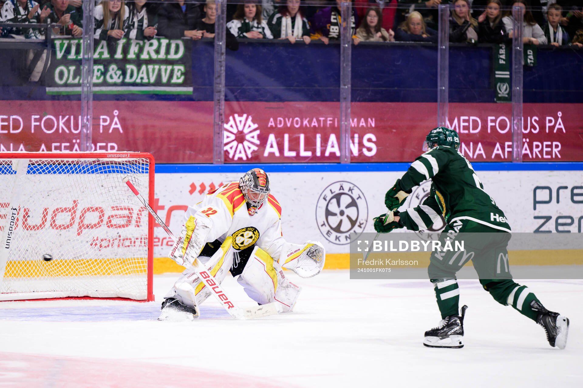 Färjestads Oskar Steen skjuter mål bakom Brynäs målvakt
