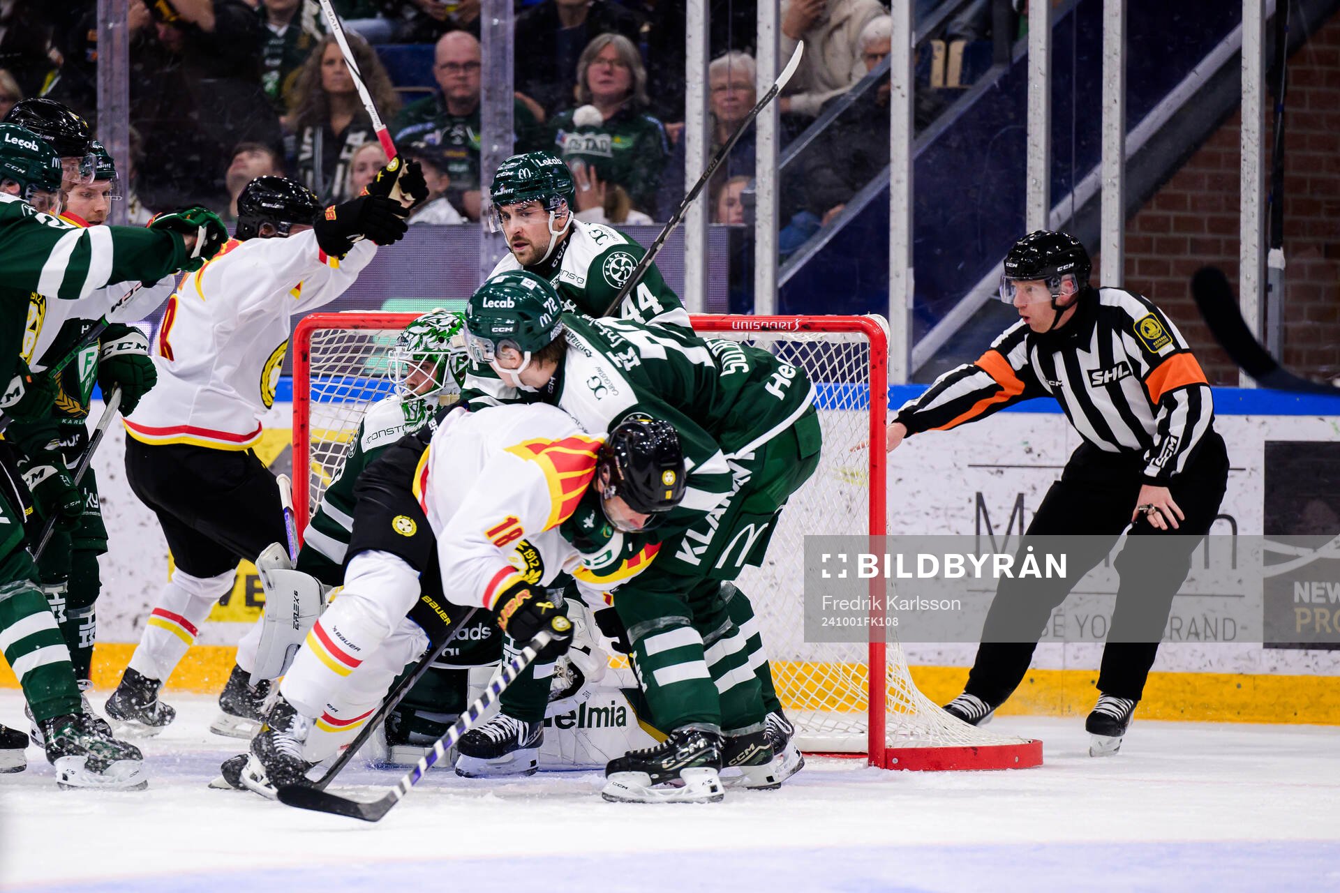 Brynäs Anton Rödin skjuter 1-1 bakom Färjestads målvakt
