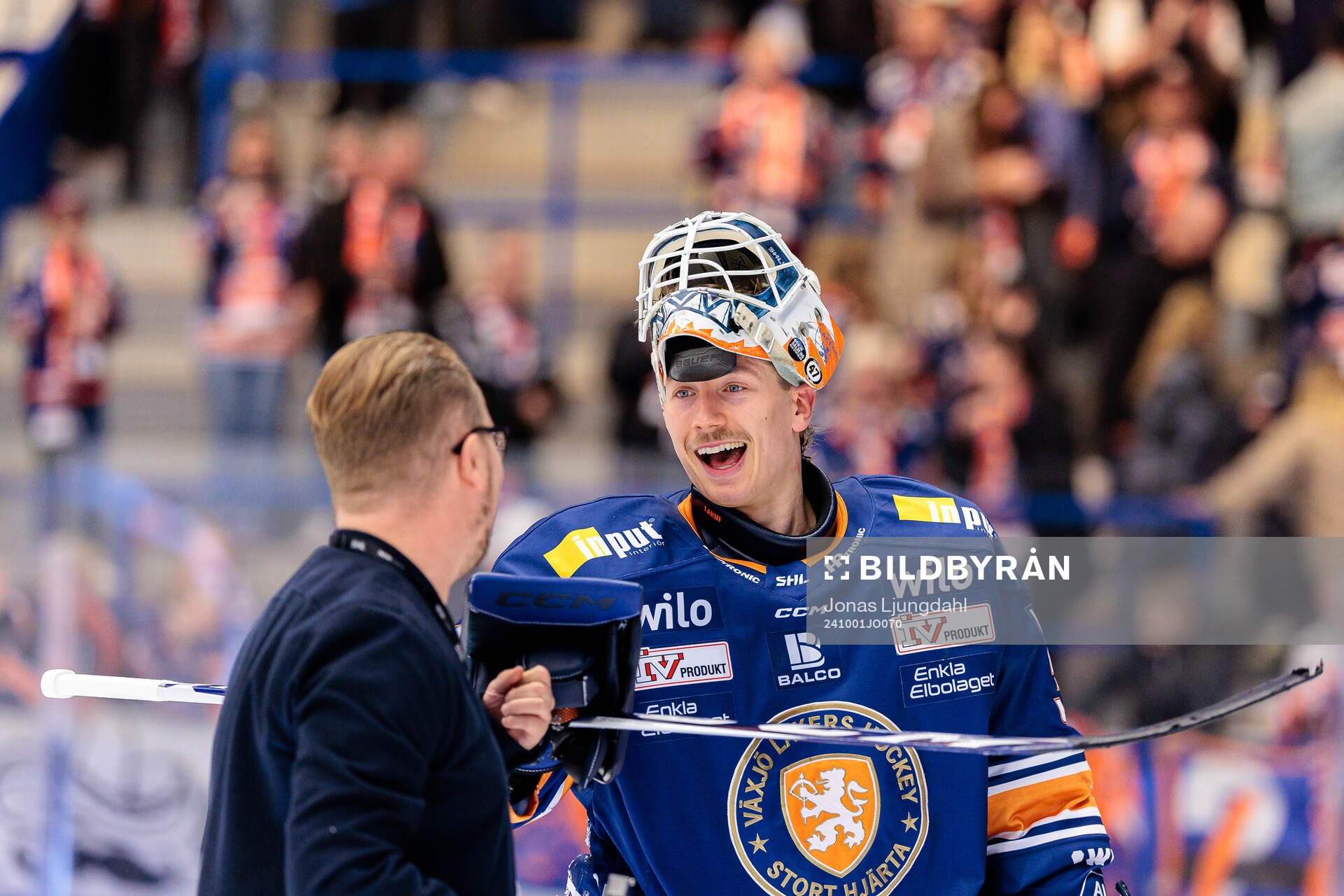 Växjös målvakt Emil Larmi jublar