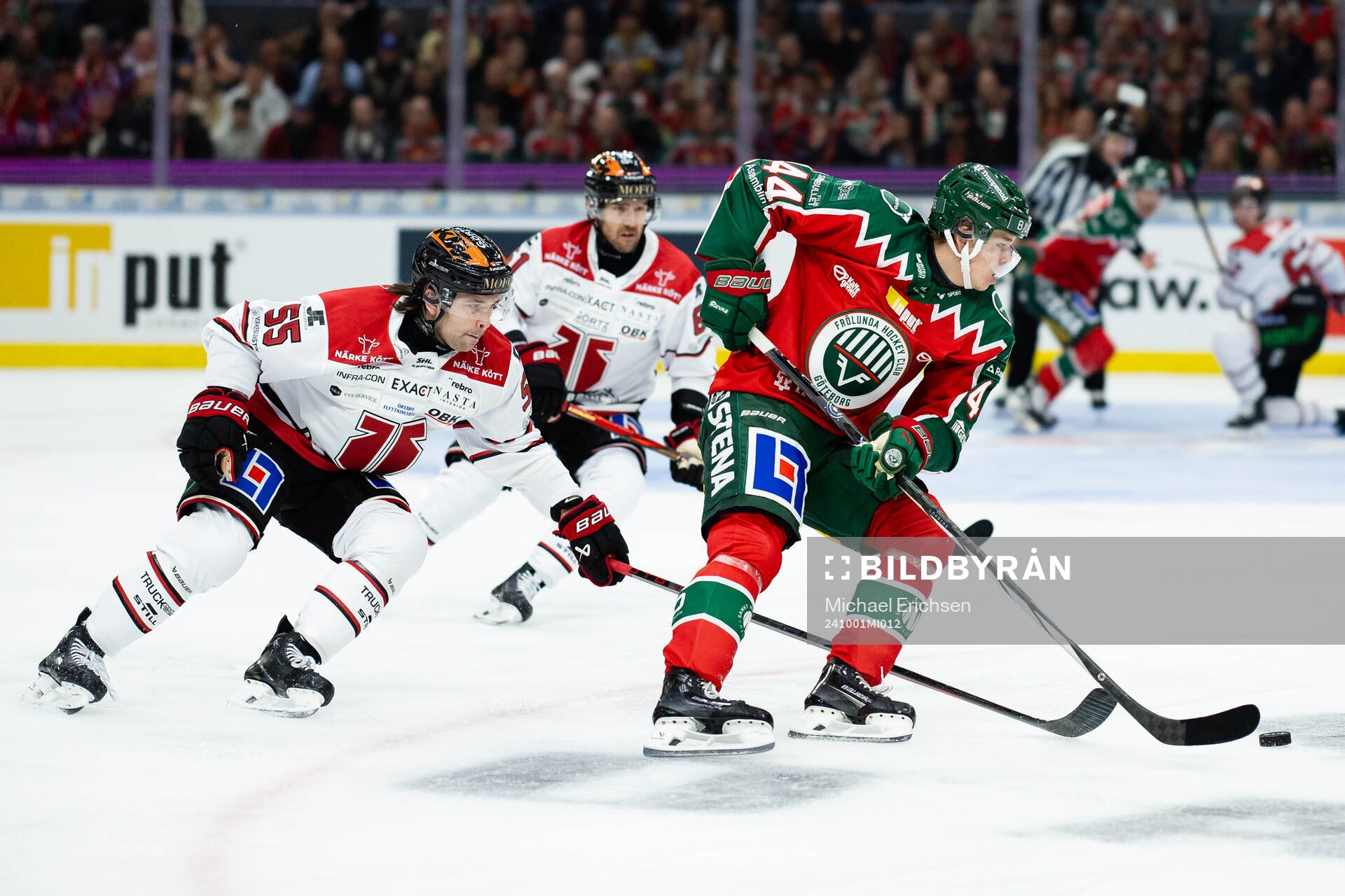 Örebros David Quenneville och Frölundas Noah Dower Nilsson