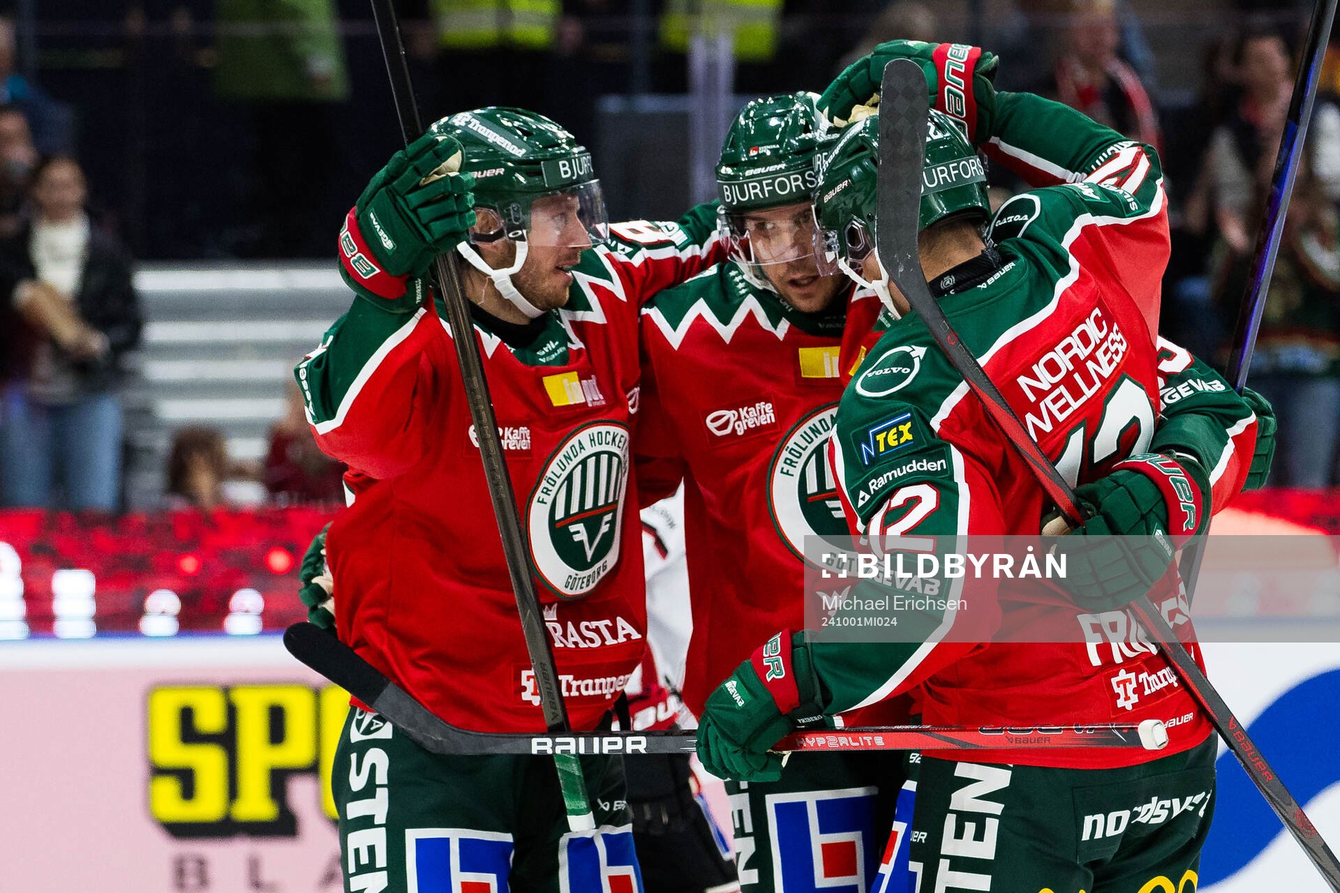 Frölundas Erik Thorell jublar med lagkamrater