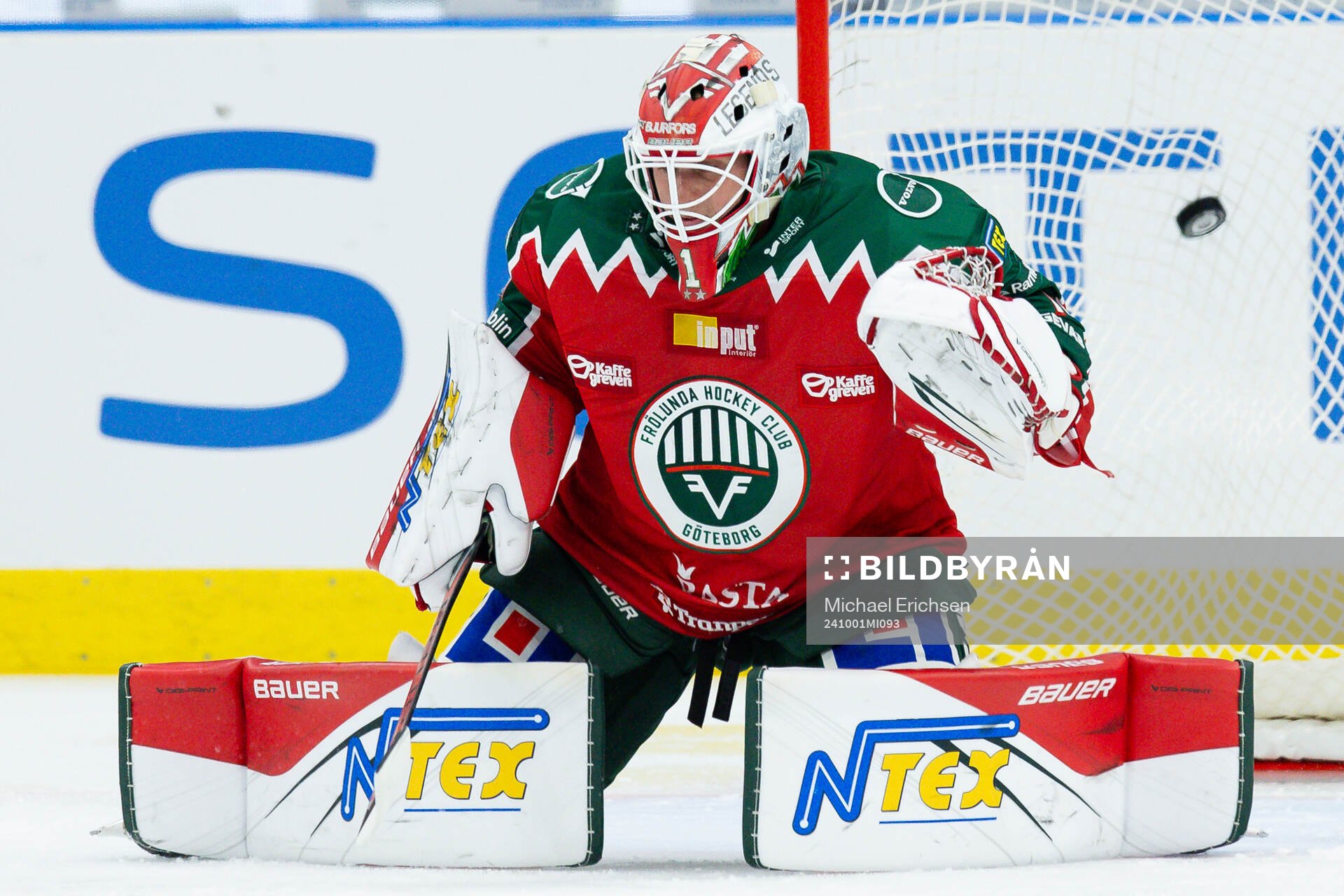 Frölundas målvakt Lars Johansson släpper in 0-2 på