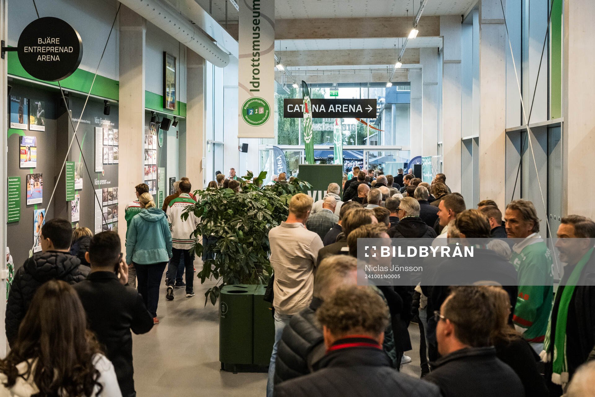 Kö till visiteringen i Catena Arena