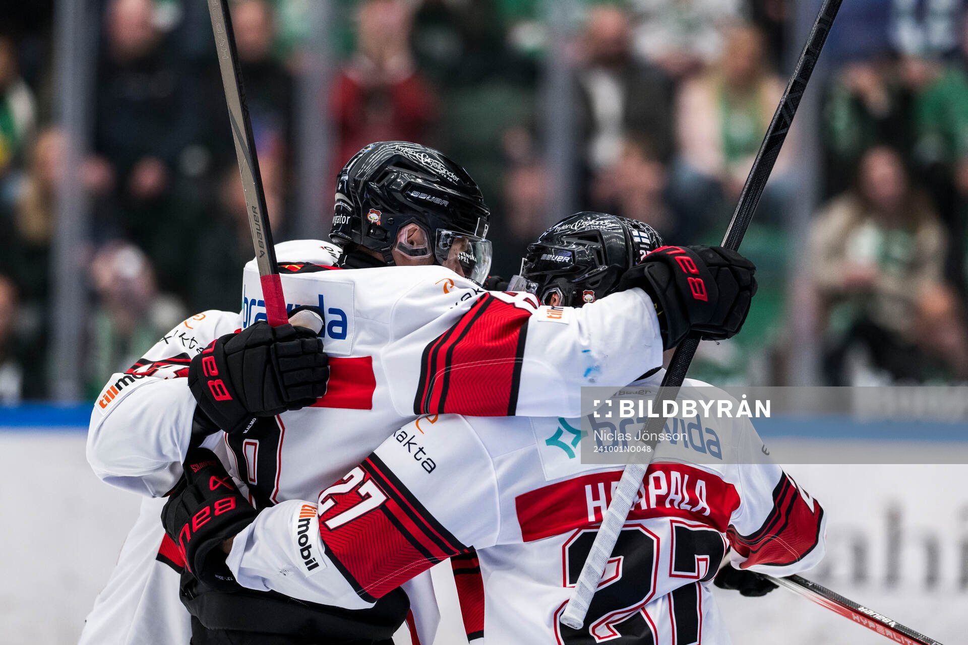 Malmö Redhawks Johan Olofsson jublar med lagkamrater