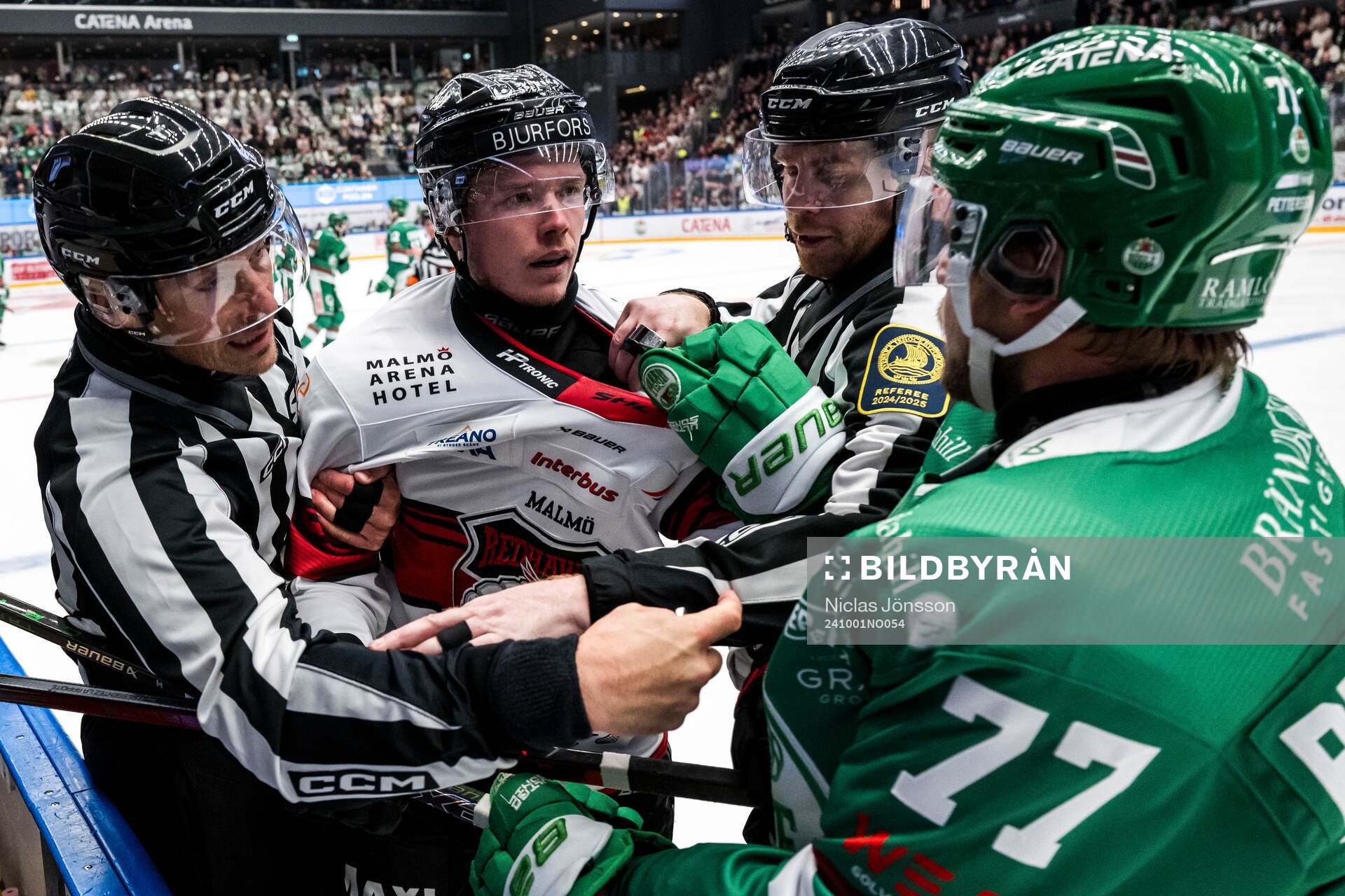 Malmö Redhawks Linus Öberg och Rögles Jesper Pettersson