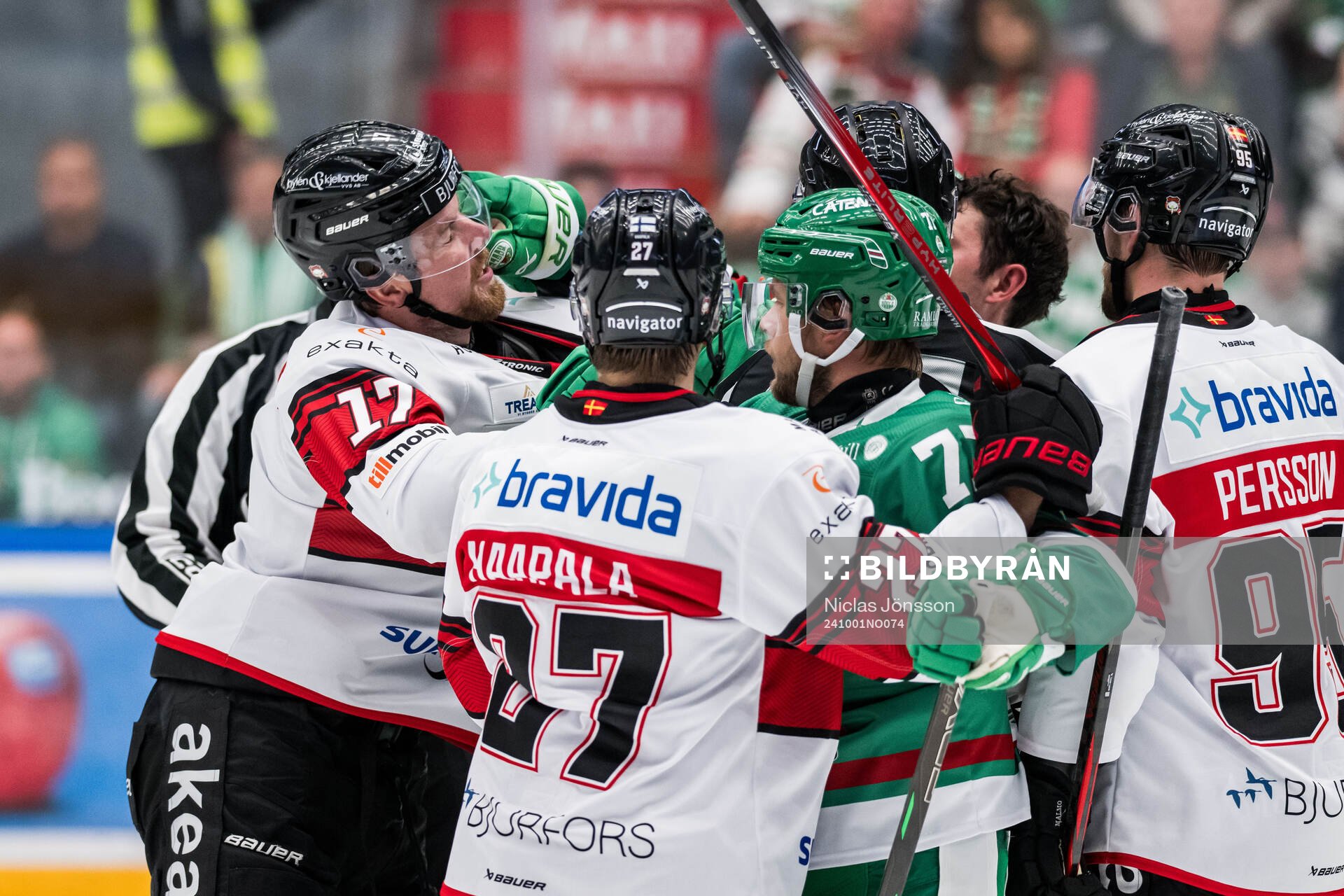 Malmö Redhawks Johan Ivarsson och Rögles Brady Ferguson i