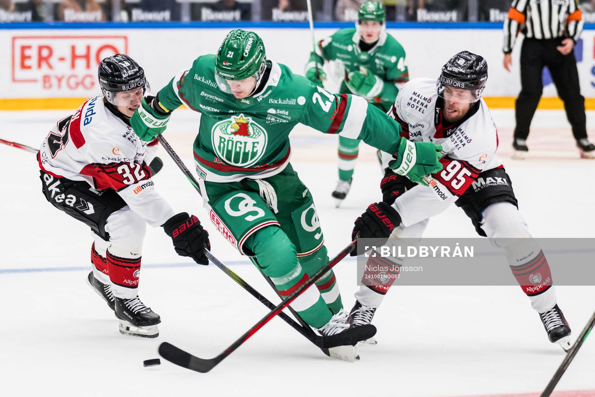 Malmö Redhawks Joona Ikonen och Rögles Henry Bowlby och
