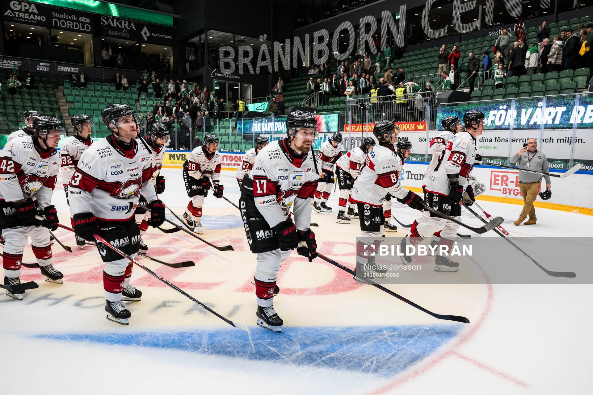 Malmö Redhawks Johan Ivarsson jublar med lagkamrater