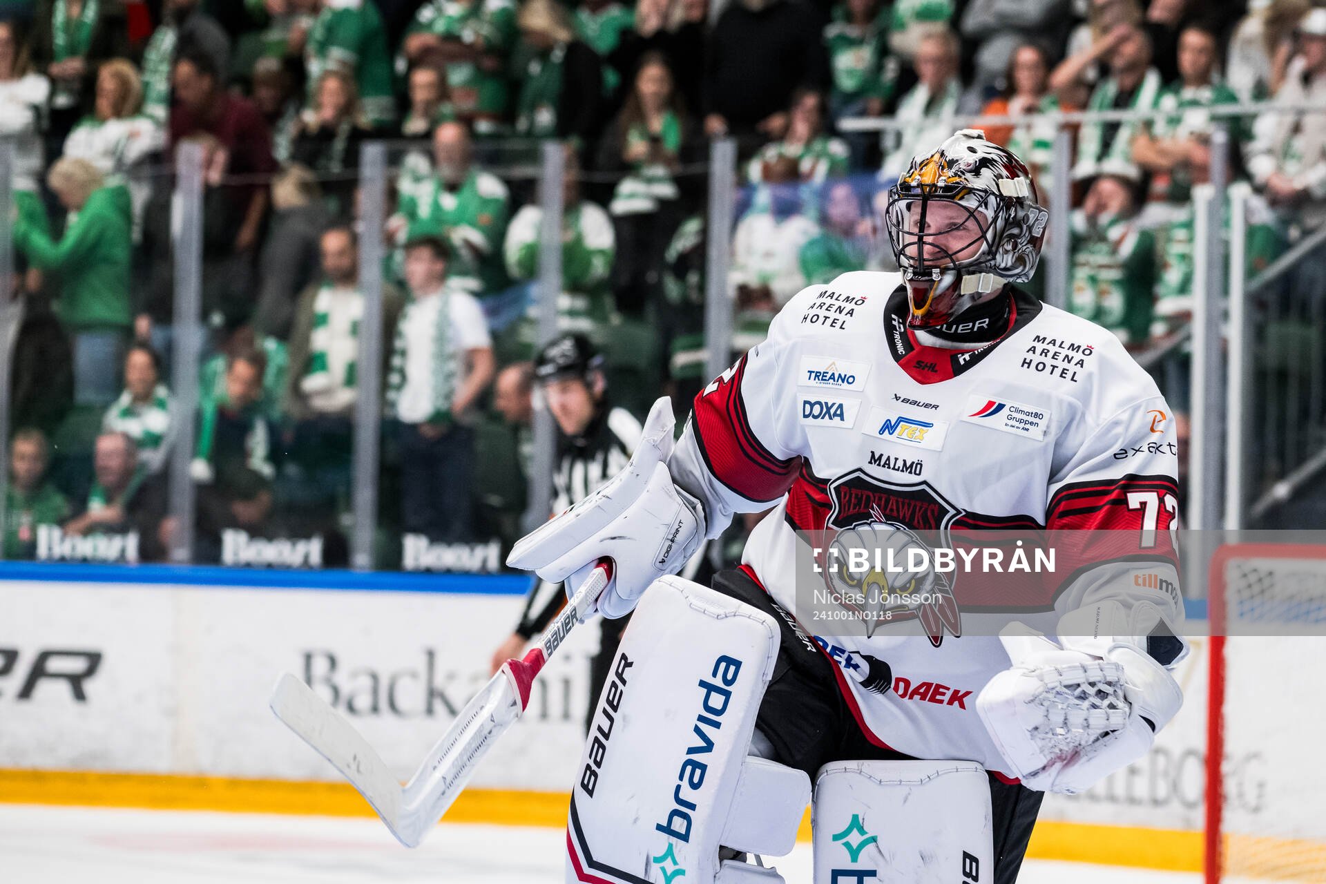 Malmö Redhawks målvakt Daniel Marmenlind  jublar