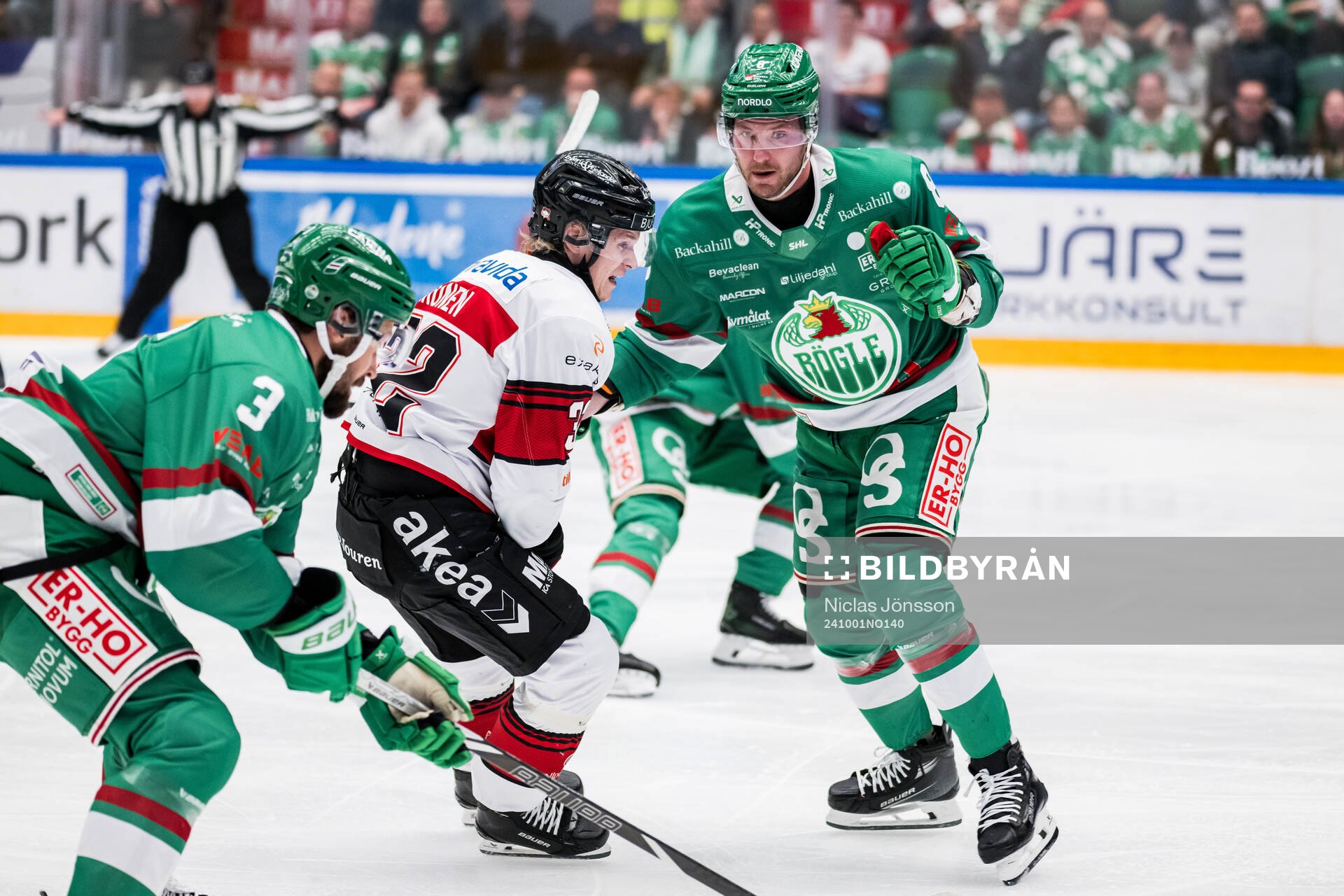Malmö Redhawks Joona Ikonen och Rögles Linus Sandin