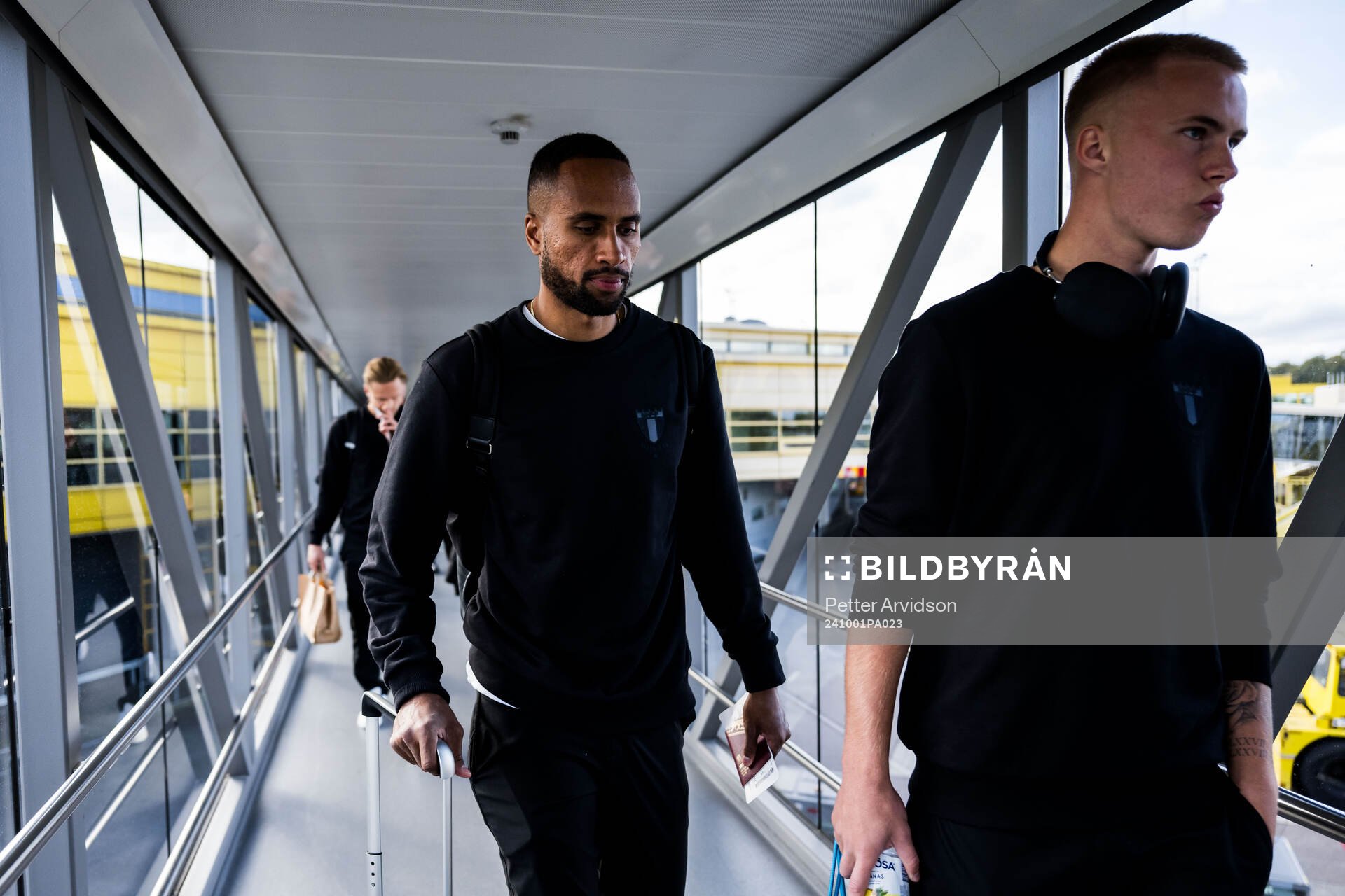 Isaac Kiese Thelin and Daniel Gudjohnsen of Malmö FF