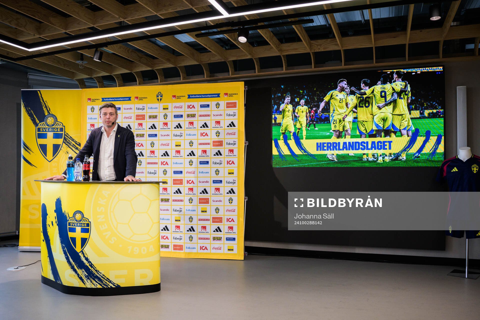 Head coach Jon Dahl Tomasson of the Swedish national