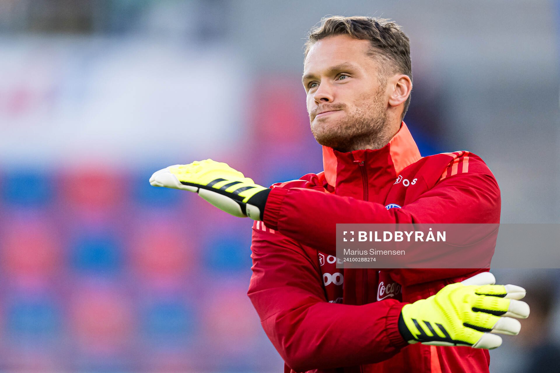 Jacob Storevik of Vålerenga warms up