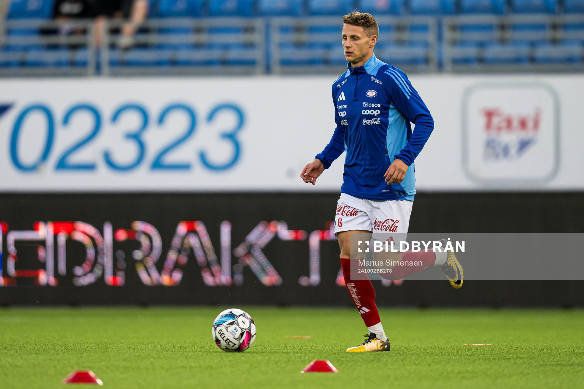 Vegar Eggen Hedenstad of Vålerenga warms up